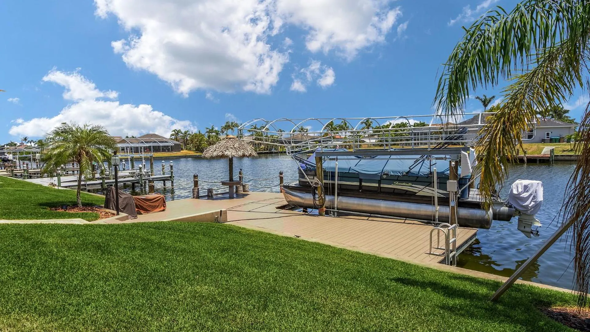 Holiday home Canal Views, Heated Pool, Sleeps 8! - Magenta Sky And Key Lime Pie Cape Coral