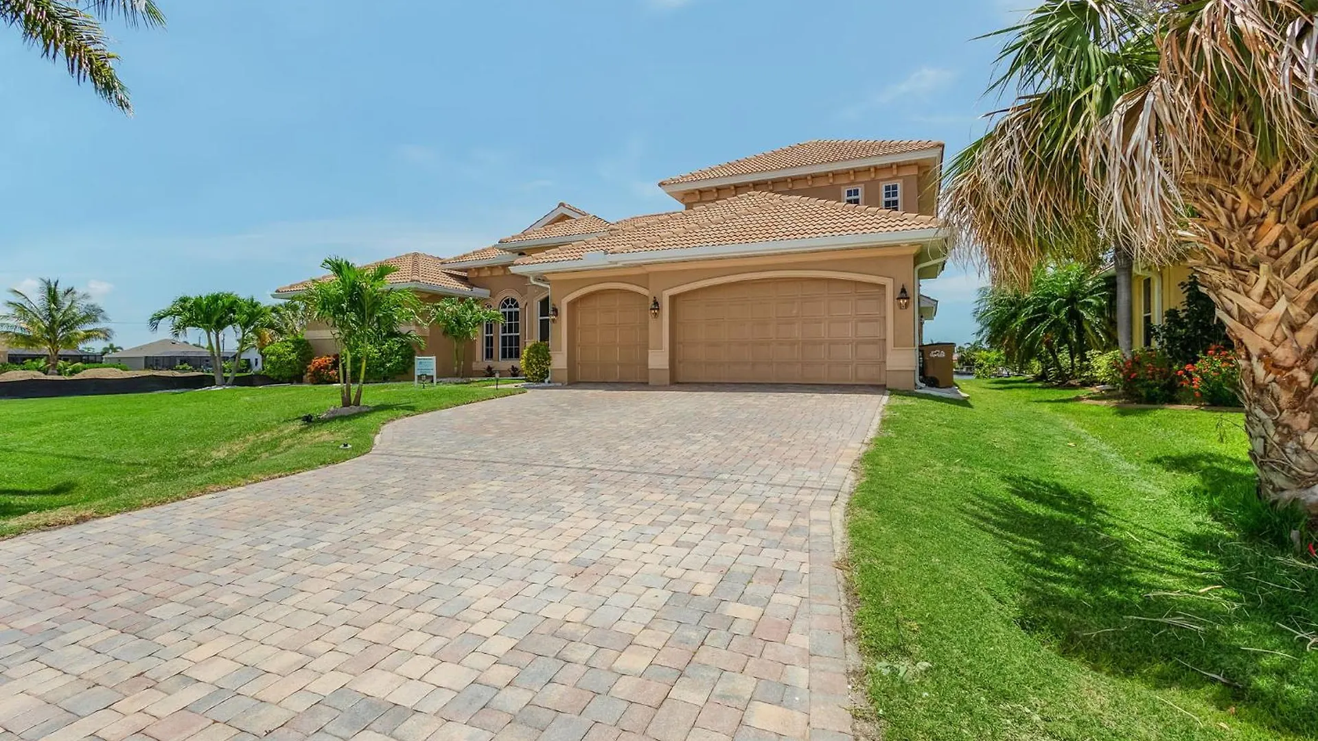 Holiday home Private Luxury With Heated Pool & Spa, Game Room, & Kayaks - Coral Breeze - Roelens Cape Coral
