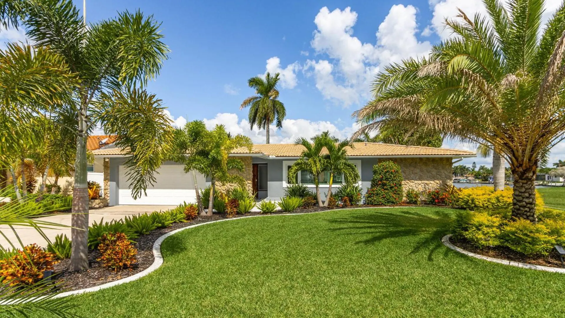 Stunning Waterfront Direct Gulf Access, Kayaks, Heated Pool Sanctuary On Savona * Cape Coral