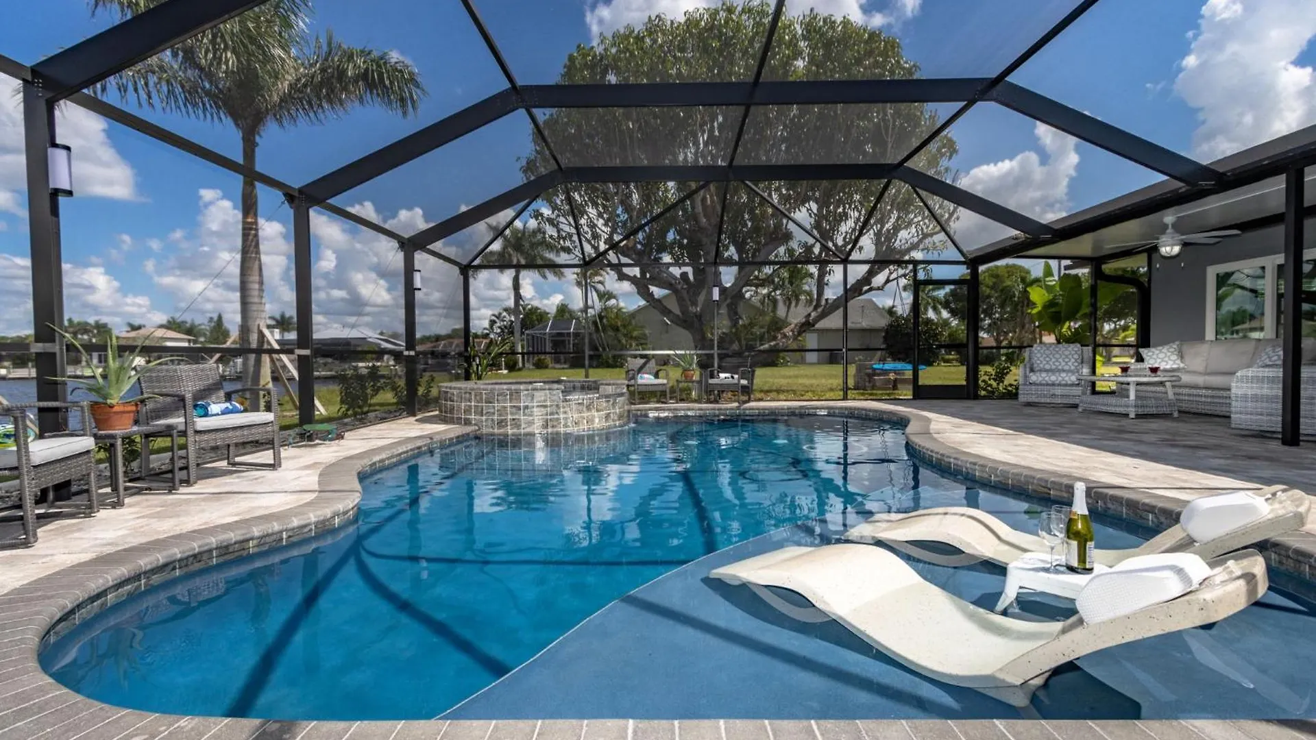 Stunning Waterfront Direct Gulf Access, Kayaks, Heated Pool Sanctuary On Savona Cape Coral