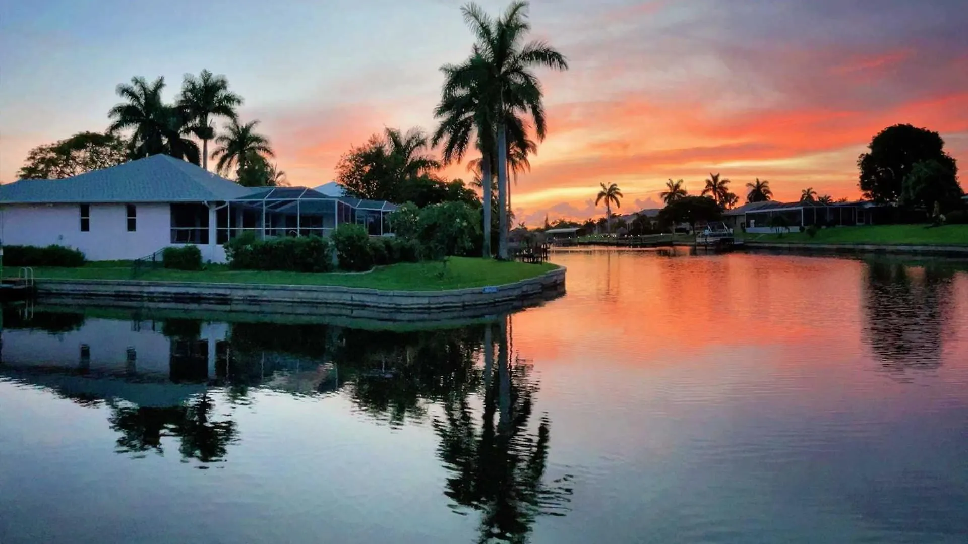 Canal, Pool, Great Canal Views, Bicycles, Sleeps 7 - Edgewater Oasis Holiday home *