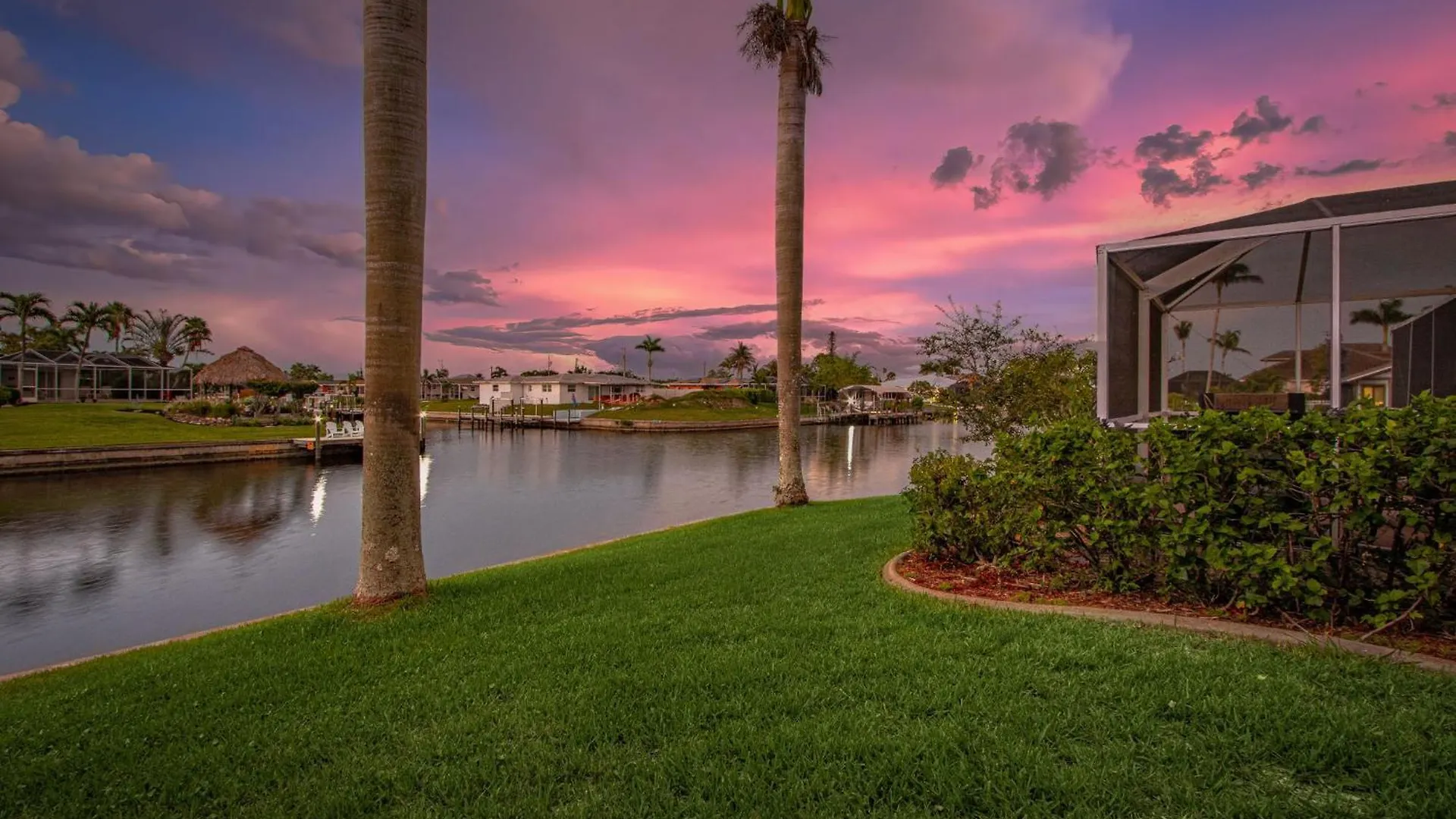 Canal, Pool, Great Canal Views, Bicycles, Sleeps 7 - Edgewater Oasis Cape Coral