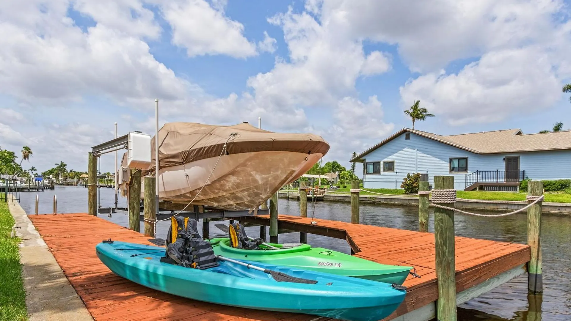 Canal, Pool, Great Canal Views, Bicycles, Sleeps 7 - Edgewater Oasis * Cape Coral
