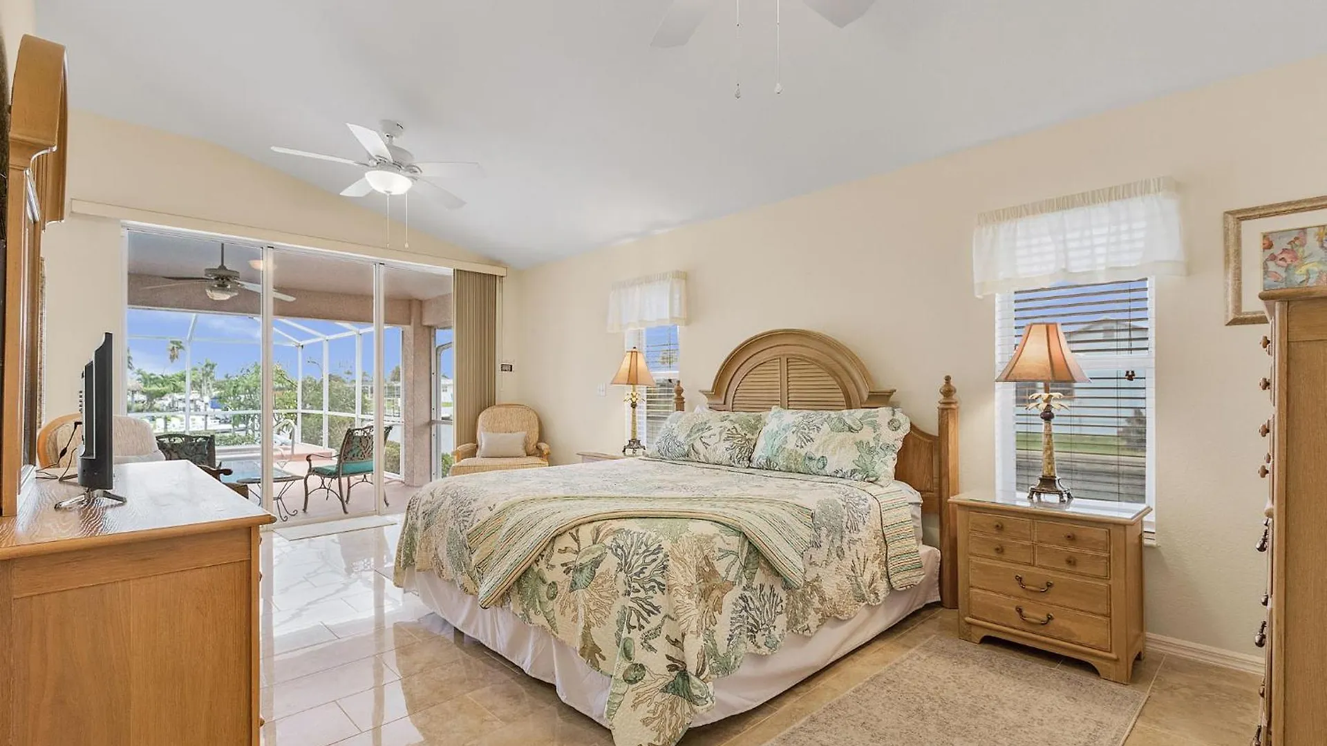 Canal, Pool, Great Canal Views, Bicycles, Sleeps 7 - Edgewater Oasis Holiday home