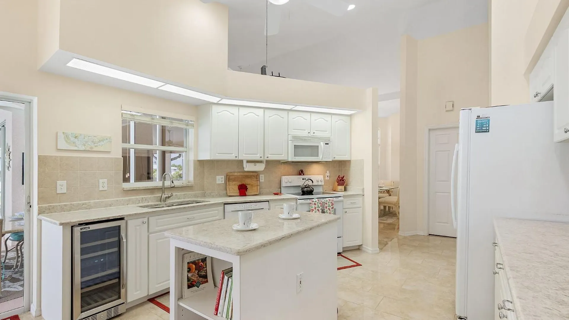 Canal, Pool, Great Canal Views, Bicycles, Sleeps 7 - Edgewater Oasis
