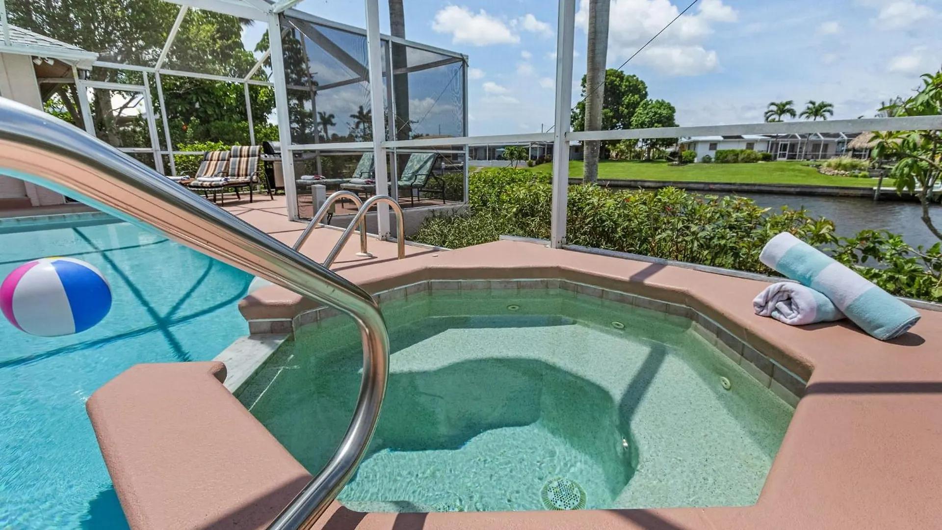 Canal, Pool, Great Canal Views, Bicycles, Sleeps 7 - Edgewater Oasis Holiday home *