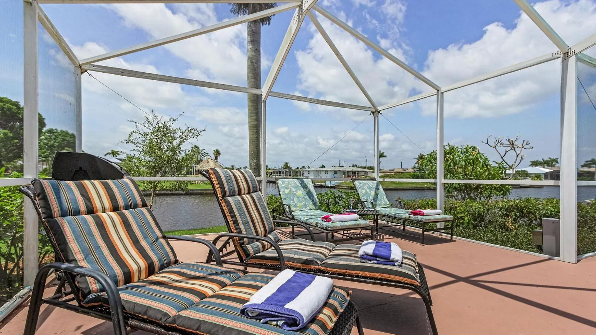 Canal, Pool, Great Canal Views, Bicycles, Sleeps 7 - Edgewater Oasis Cape Coral
