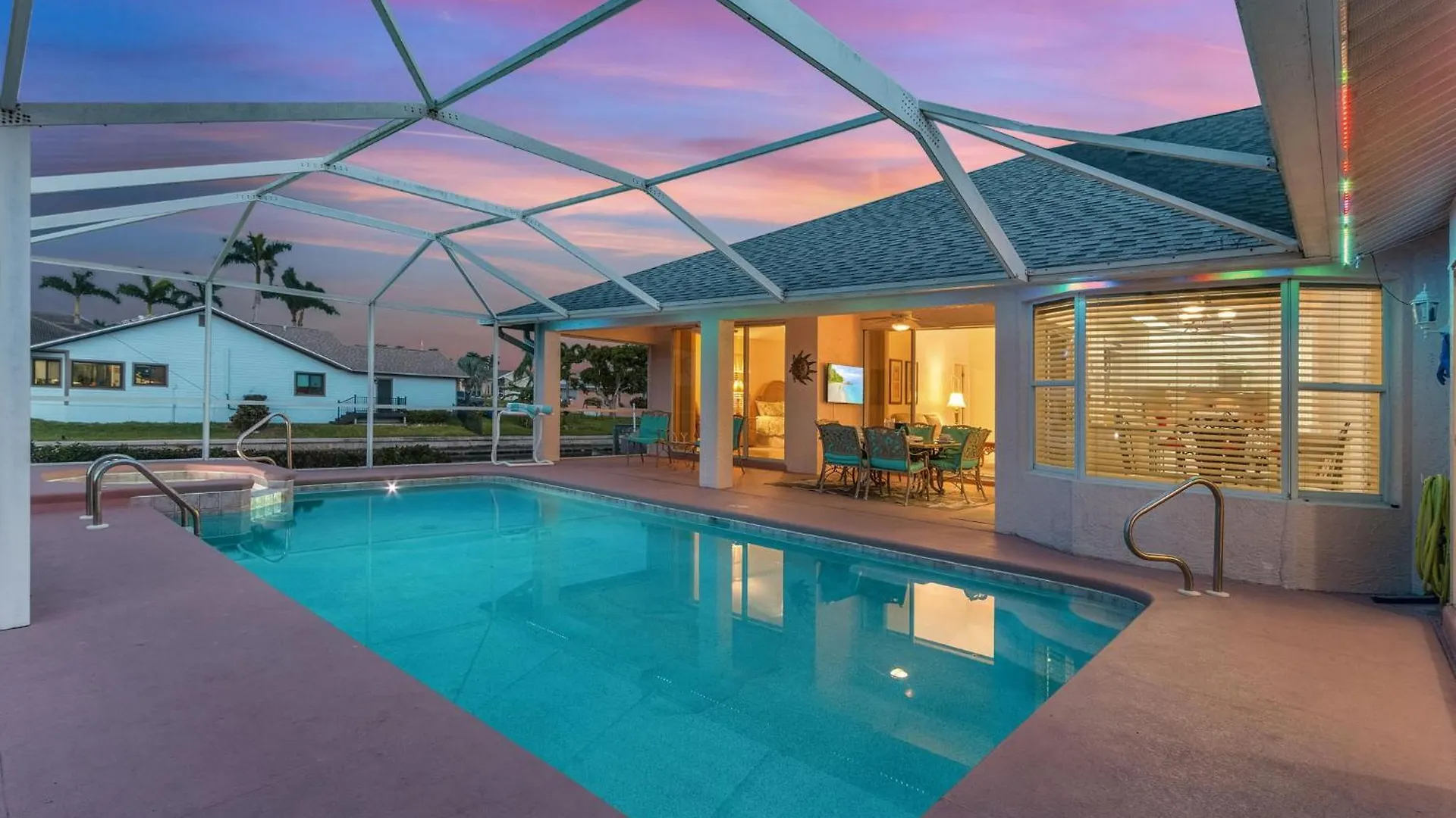 Holiday home Canal, Pool, Great Canal Views, Bicycles, Sleeps 7 - Edgewater Oasis *