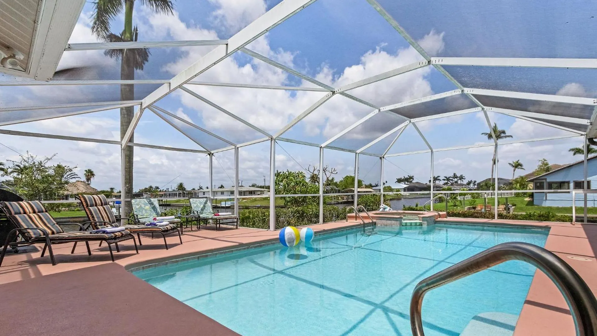 Canal, Pool, Great Canal Views, Bicycles, Sleeps 7 - Edgewater Oasis