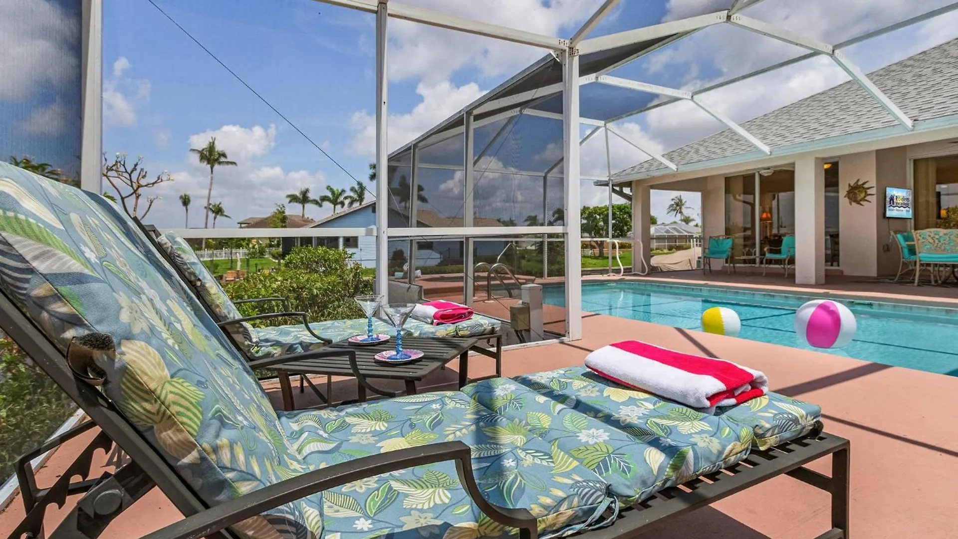 Canal, Pool, Great Canal Views, Bicycles, Sleeps 7 - Edgewater Oasis Holiday home *