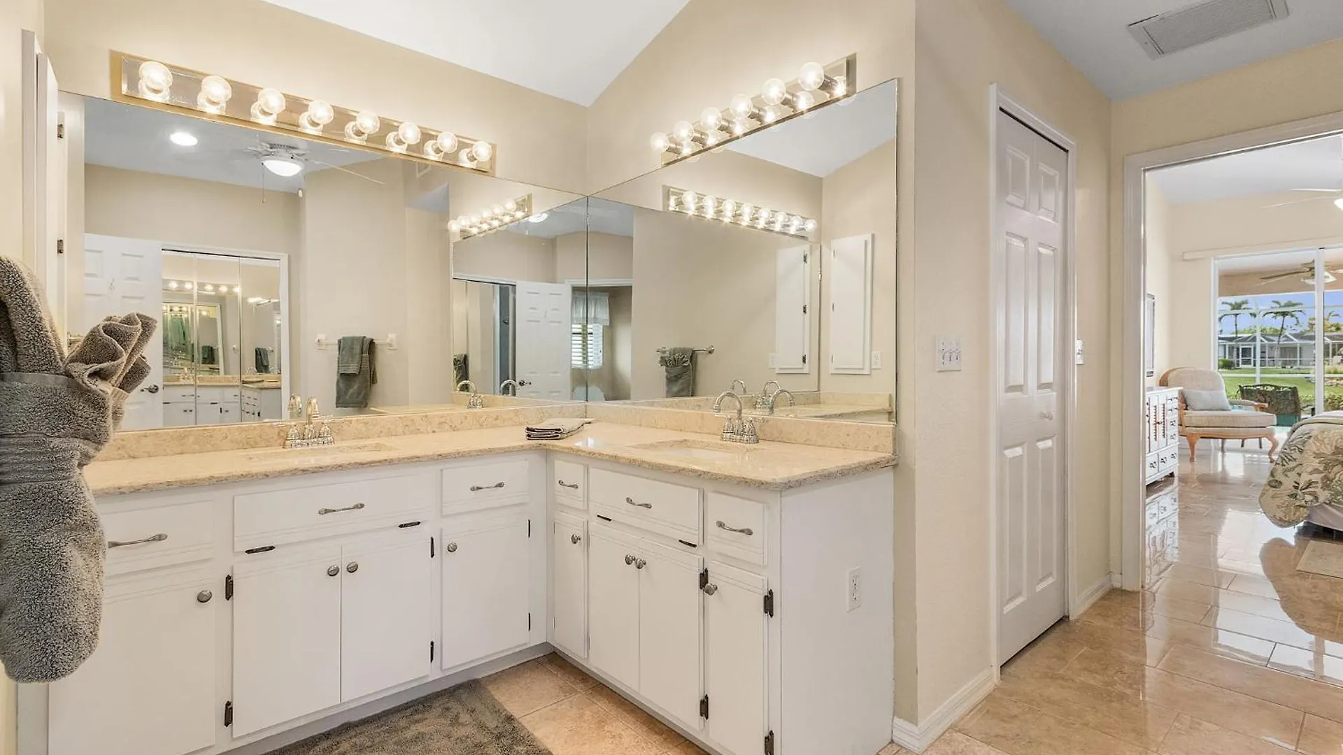 Canal, Pool, Great Canal Views, Bicycles, Sleeps 7 - Edgewater Oasis Cape Coral