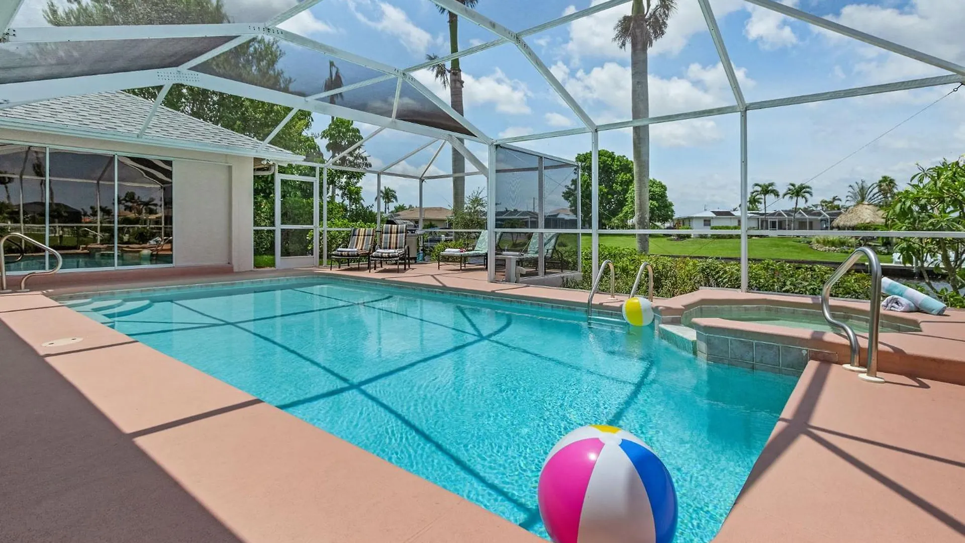 Canal, Pool, Great Canal Views, Bicycles, Sleeps 7 - Edgewater Oasis Cape Coral