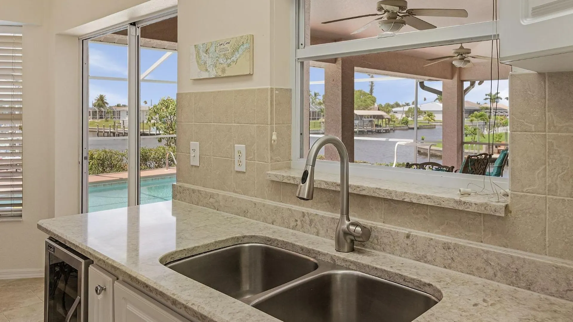 Holiday home Canal, Pool, Great Canal Views, Bicycles, Sleeps 7 - Edgewater Oasis *