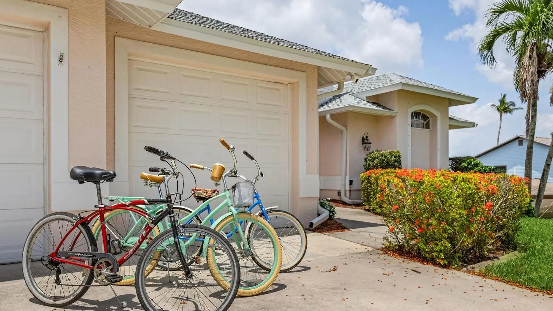 Canal, Pool, Great Canal Views, Bicycles, Sleeps 7 - Edgewater Oasis