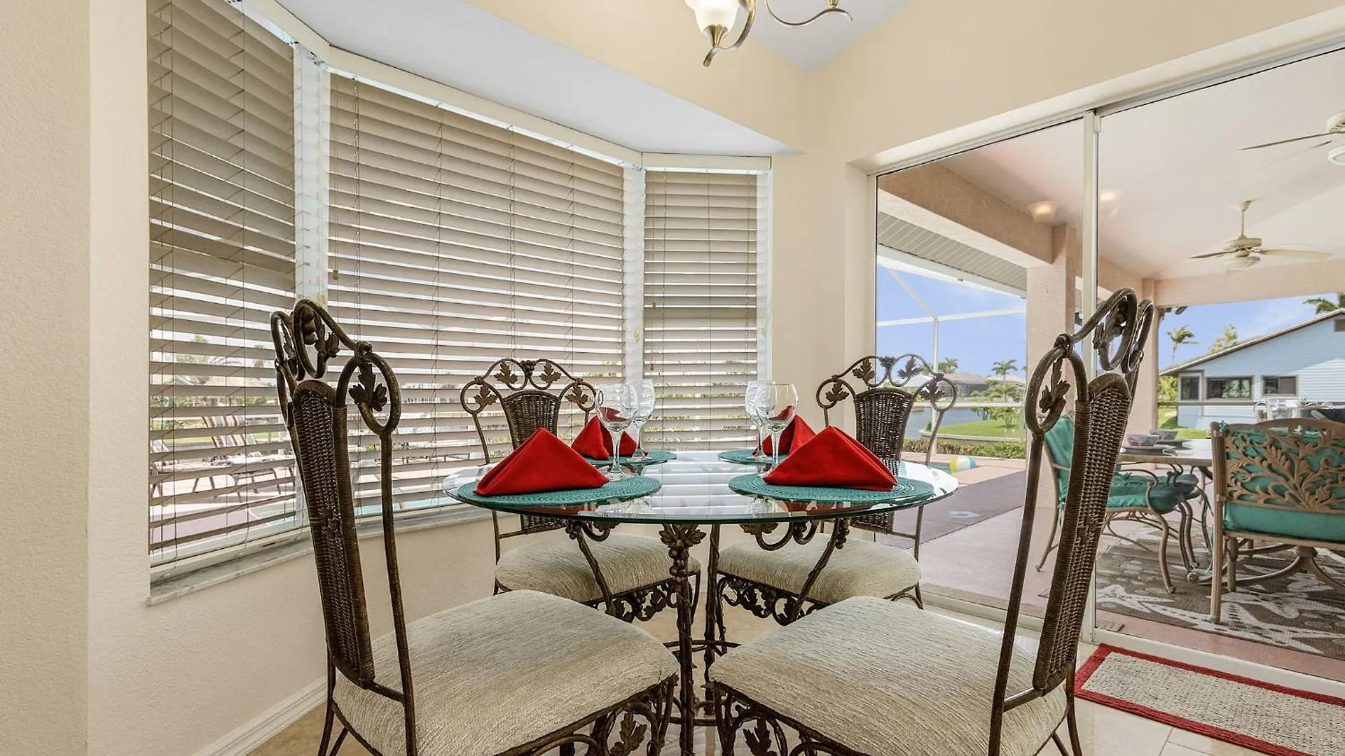 Holiday home Canal, Pool, Great Canal Views, Bicycles, Sleeps 7 - Edgewater Oasis