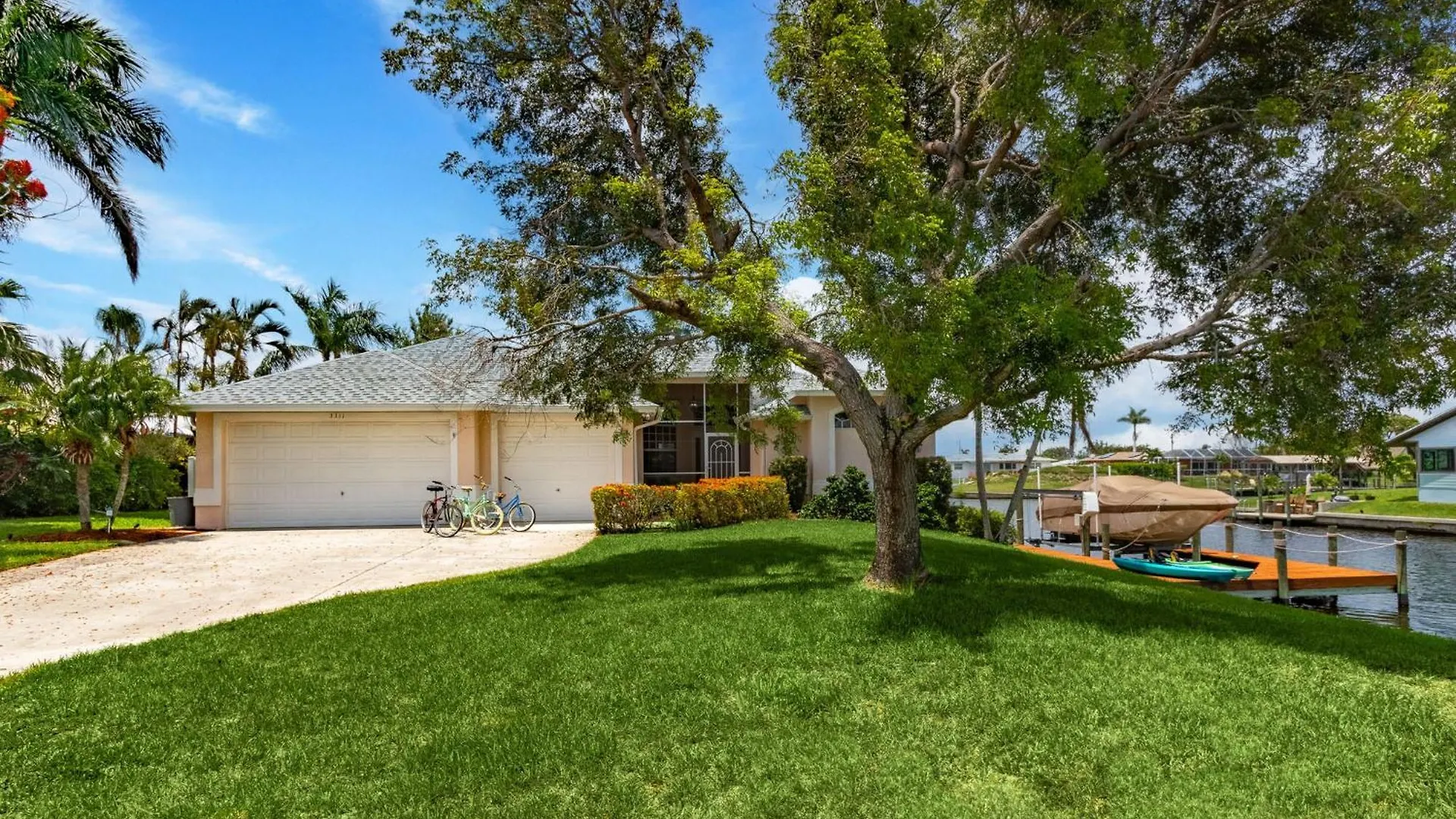 Canal, Pool, Great Canal Views, Bicycles, Sleeps 7 - Edgewater Oasis Holiday home *
