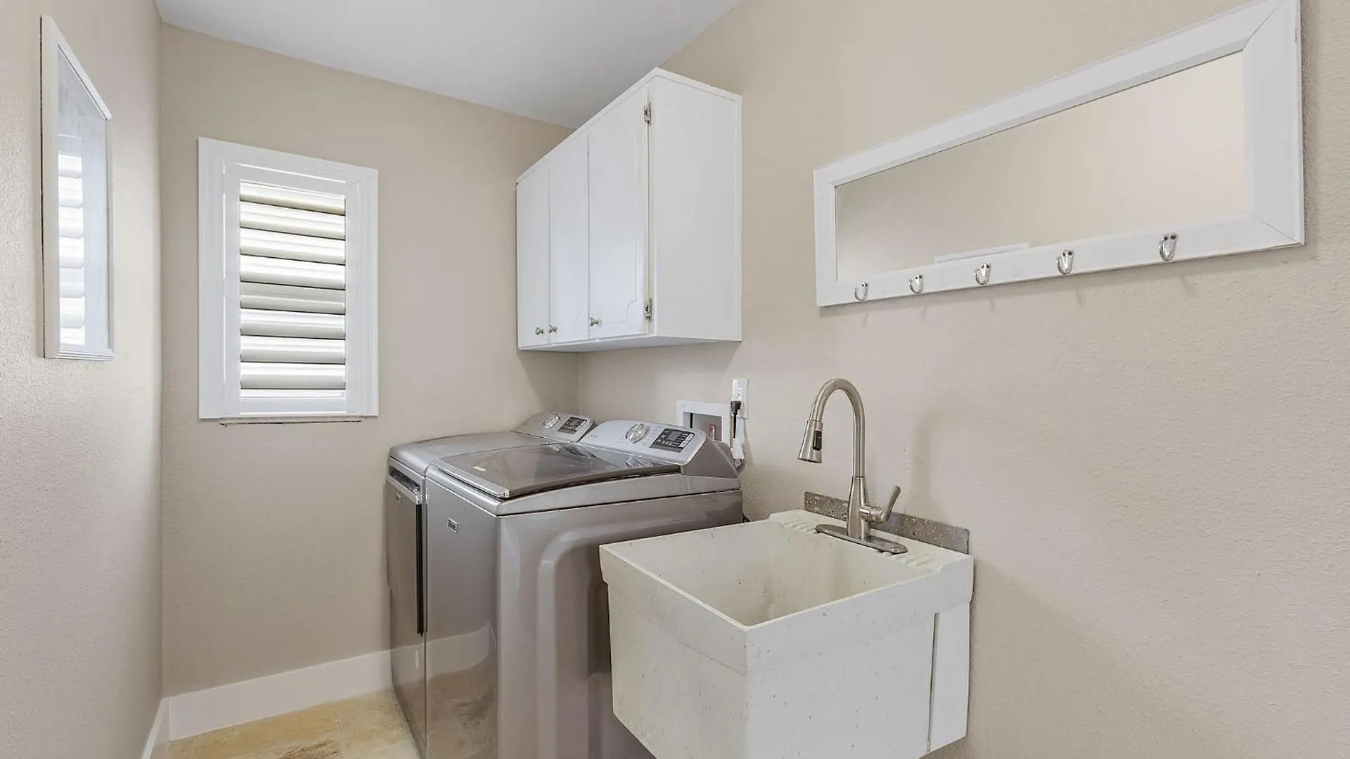 Holiday home Prestigious Location, Renewal Remodel, Heated Pool - Pineapple Oasis *