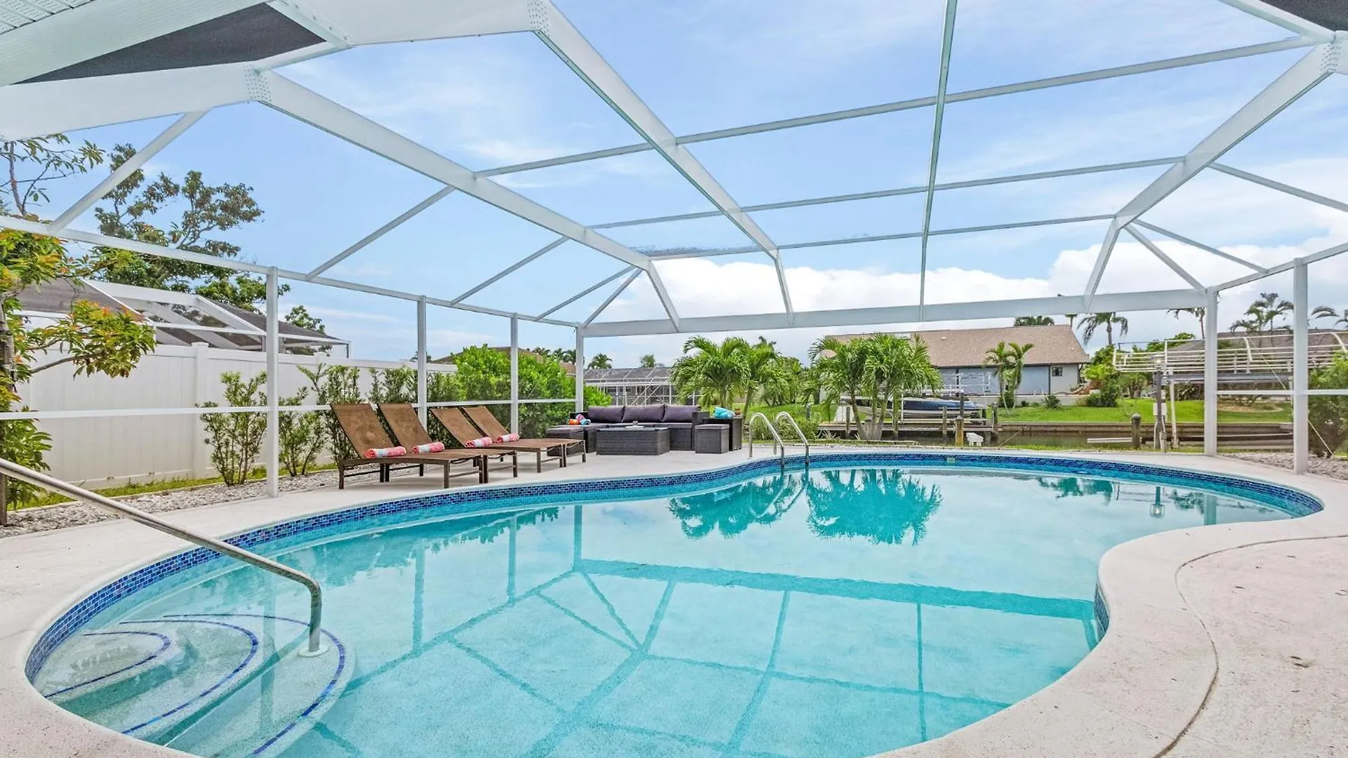 Prestigious Location, Renewal Remodel, Heated Pool - Pineapple Oasis Holiday home *