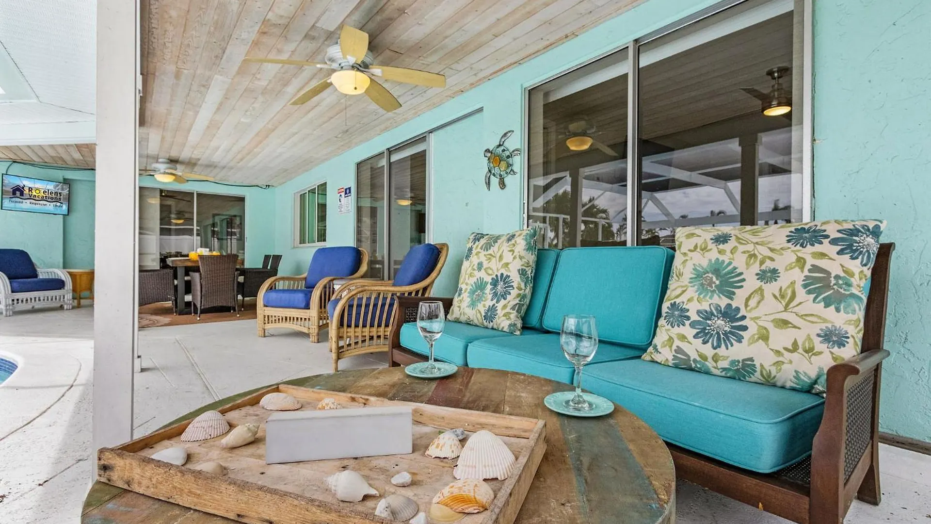 Holiday home Prestigious Location, Renewal Remodel, Heated Pool - Pineapple Oasis *