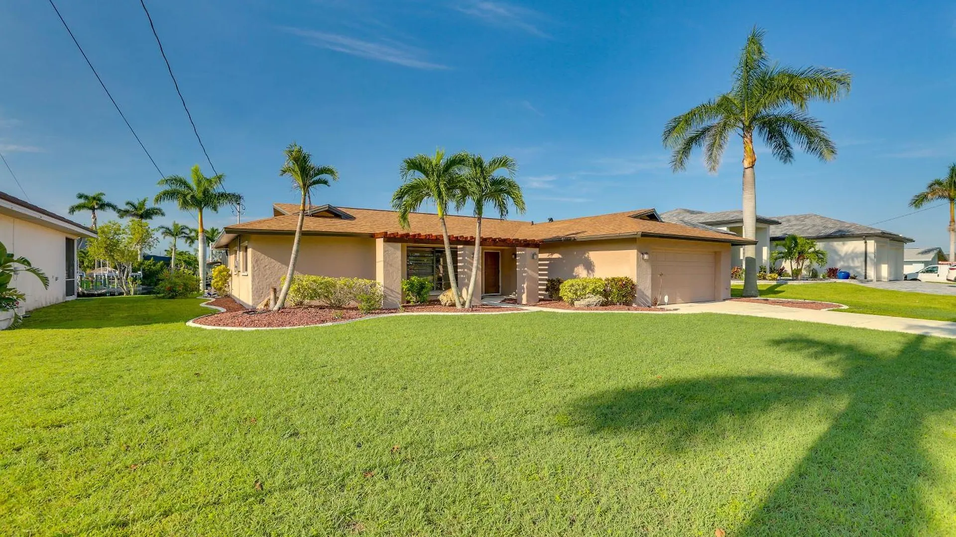 Canal-front With Private Pool And Dock Holiday home Cape Coral