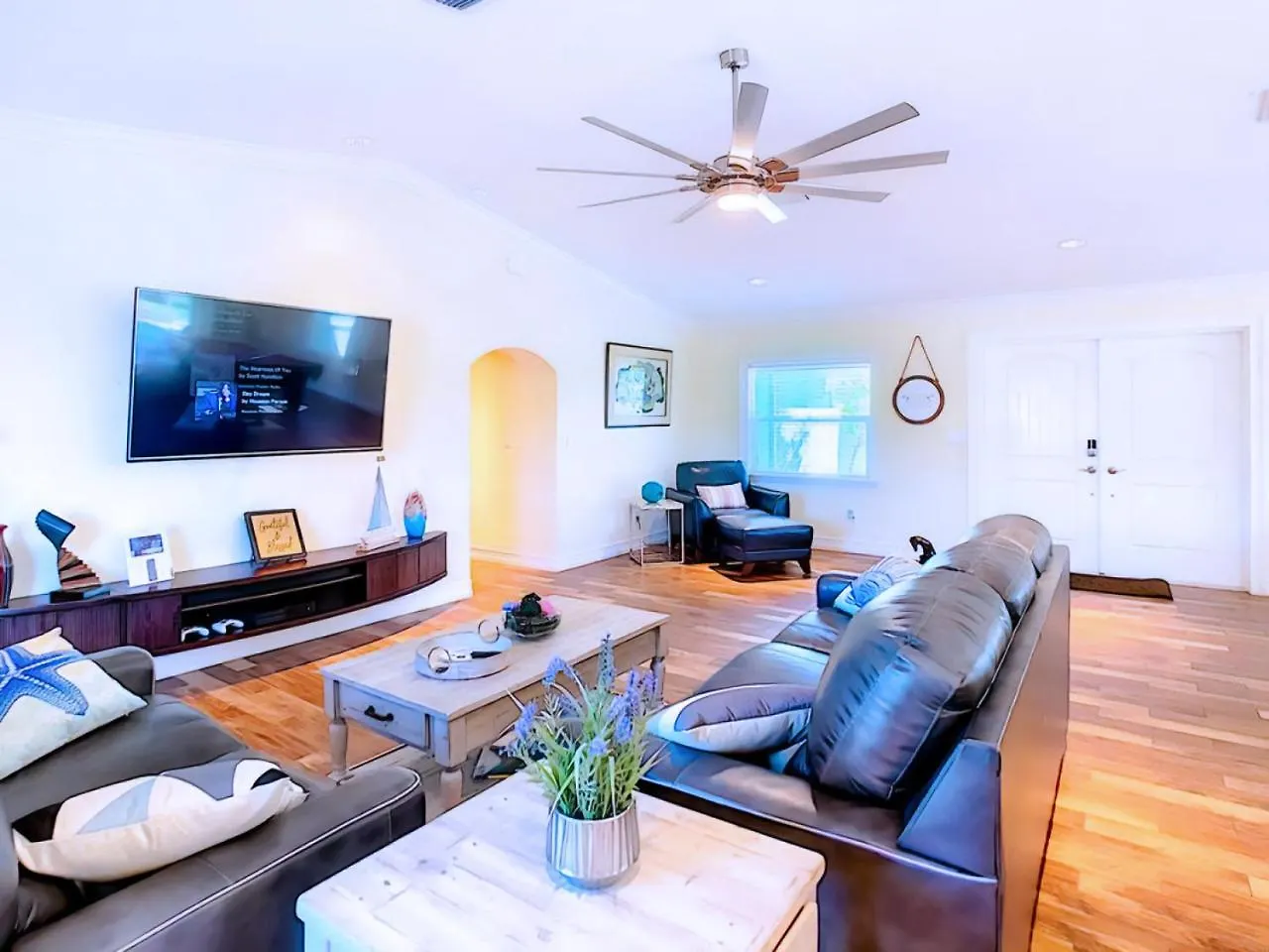 Villa On The Water! Sleeps 12! 2 King Masters, Golf, Fishing, Bbq, Pool, Spa, Pvt Yard