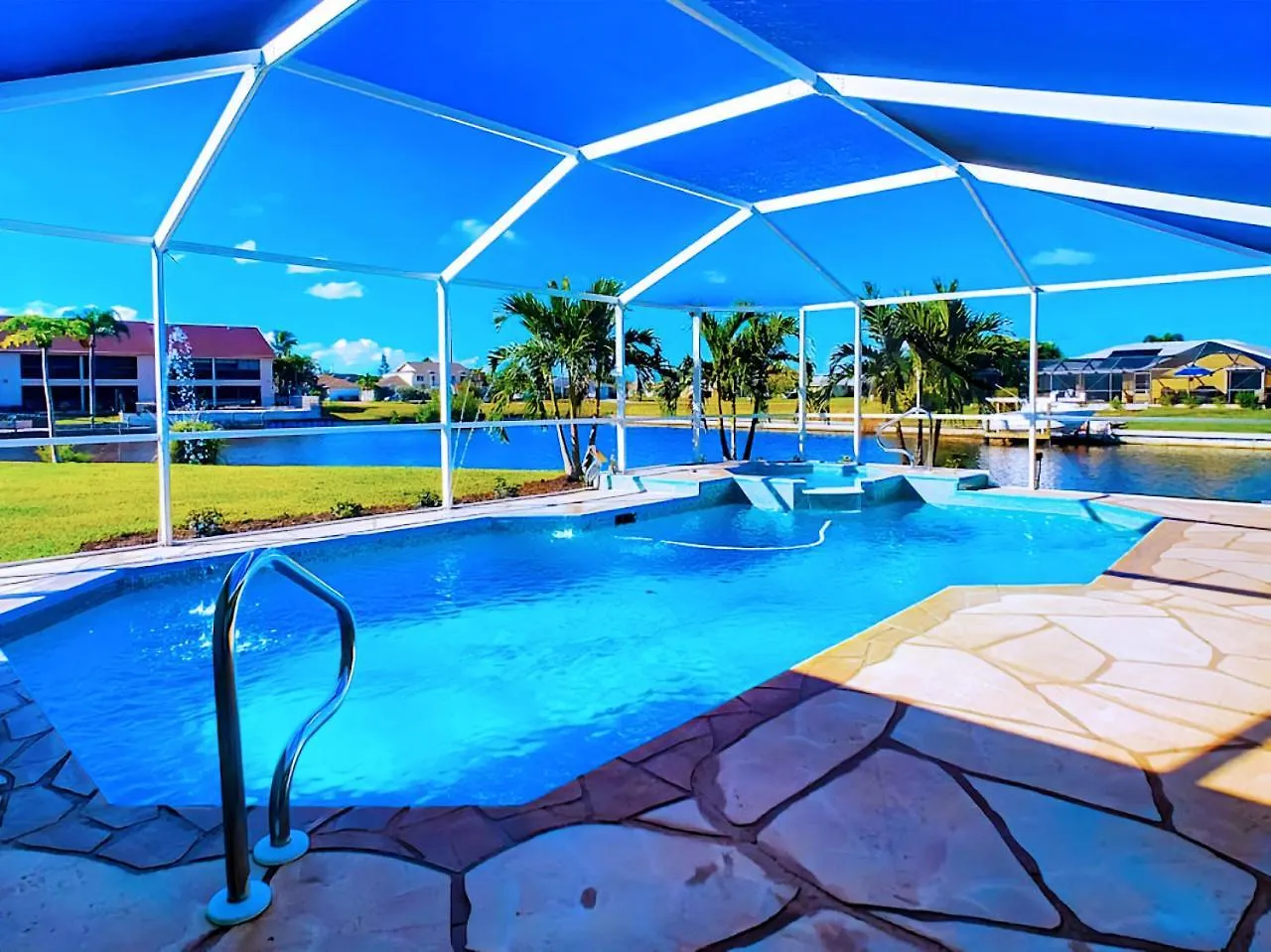 Villa On The Water! Sleeps 12! 2 King Masters, Golf, Fishing, Bbq, Pool, Spa, Pvt Yard