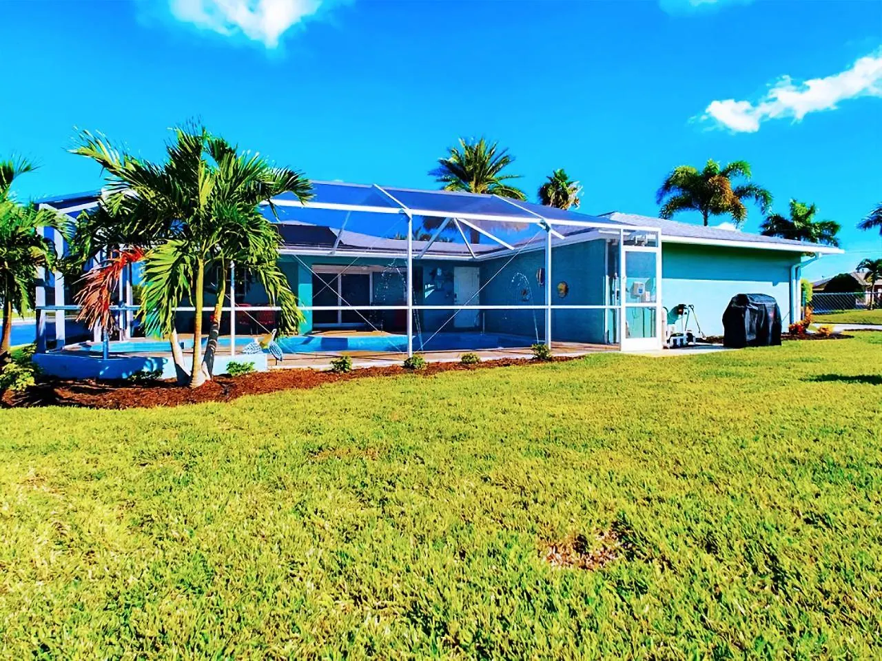 On The Water! Sleeps 12! 2 King Masters, Golf, Fishing, Bbq, Pool, Spa, Pvt Yard Villa *