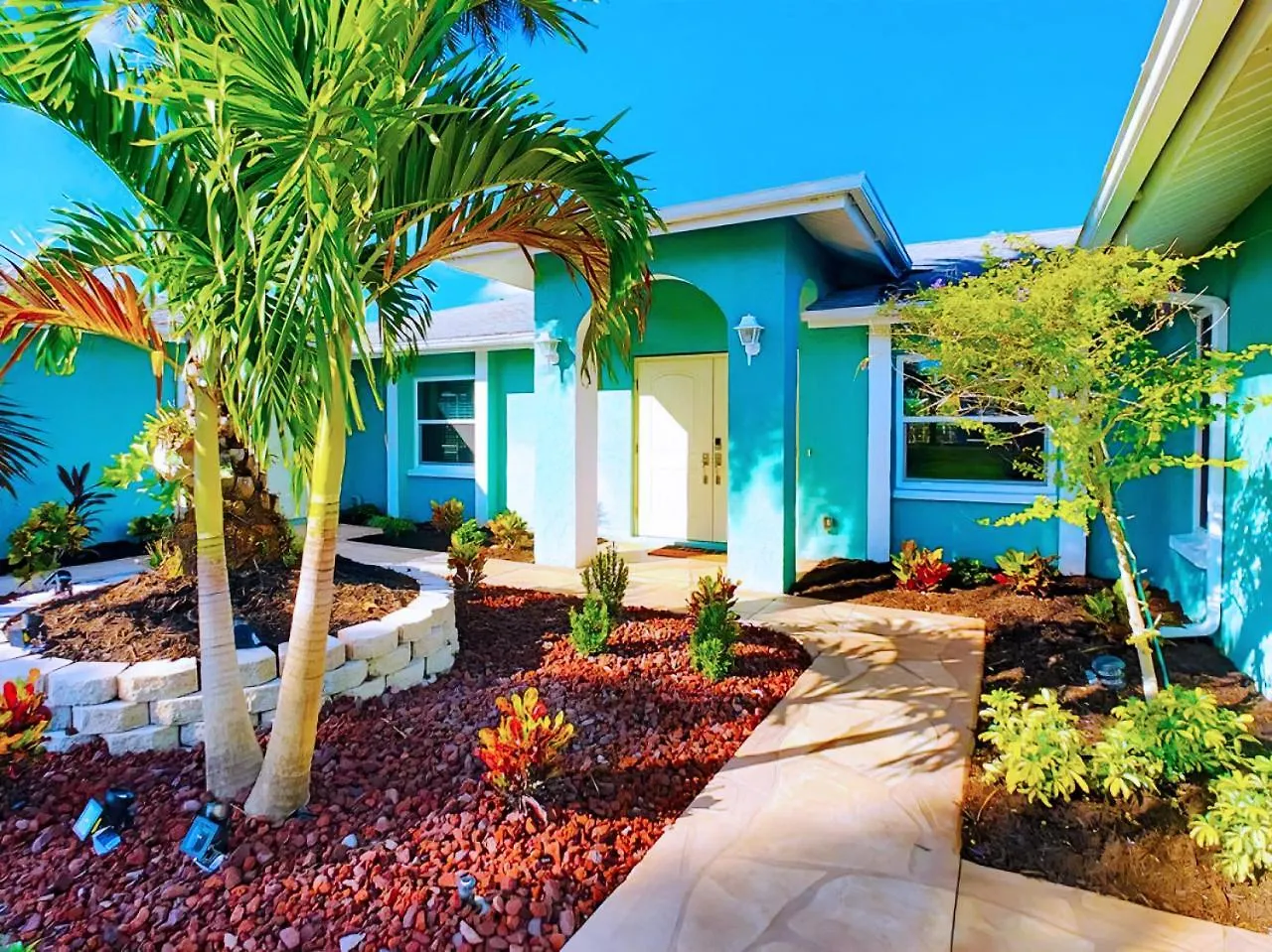 On The Water! Sleeps 12! 2 King Masters, Golf, Fishing, Bbq, Pool, Spa, Pvt Yard Villa *