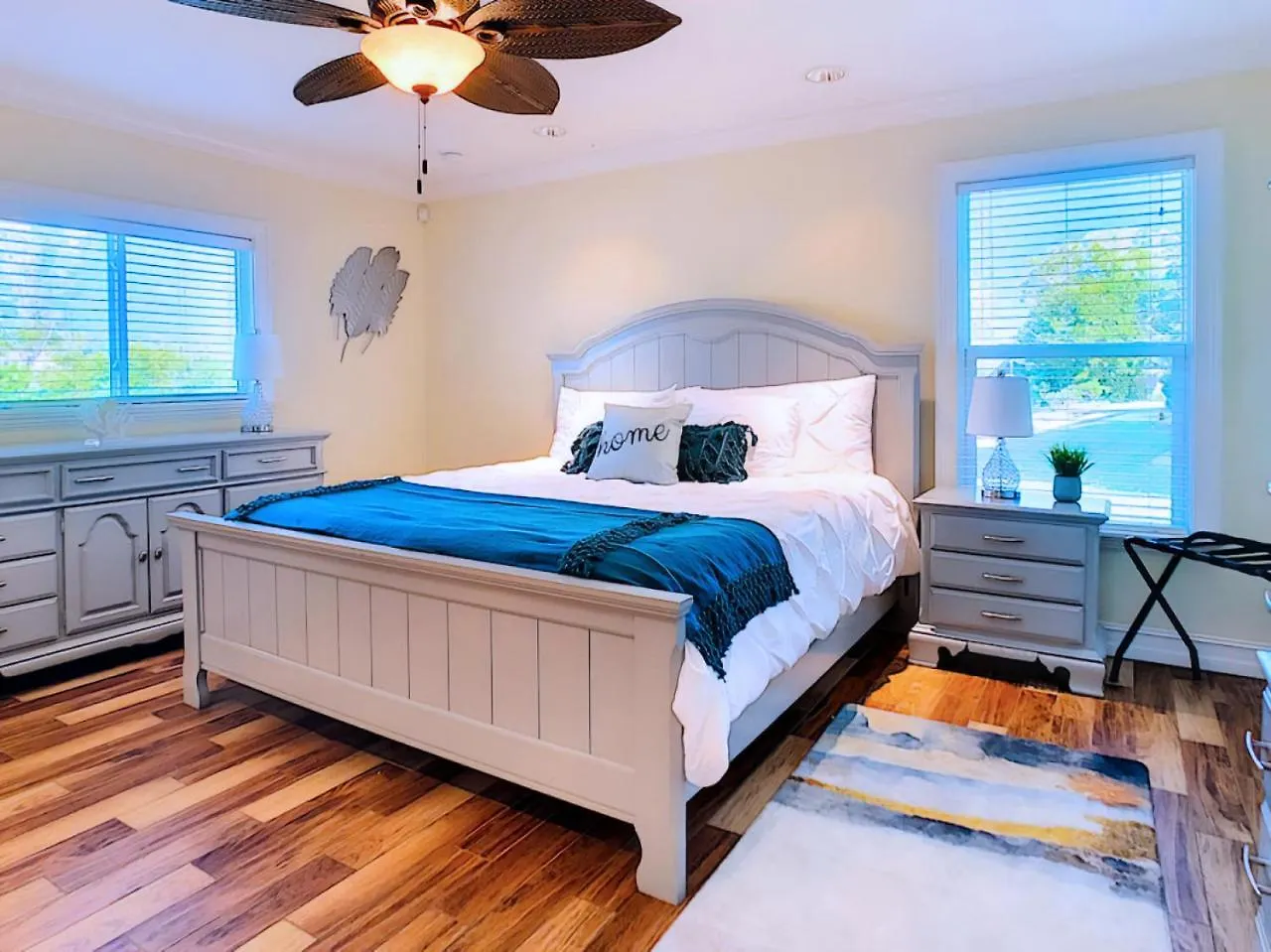 On The Water! Sleeps 12! 2 King Masters, Golf, Fishing, Bbq, Pool, Spa, Pvt Yard Villa Cape Coral