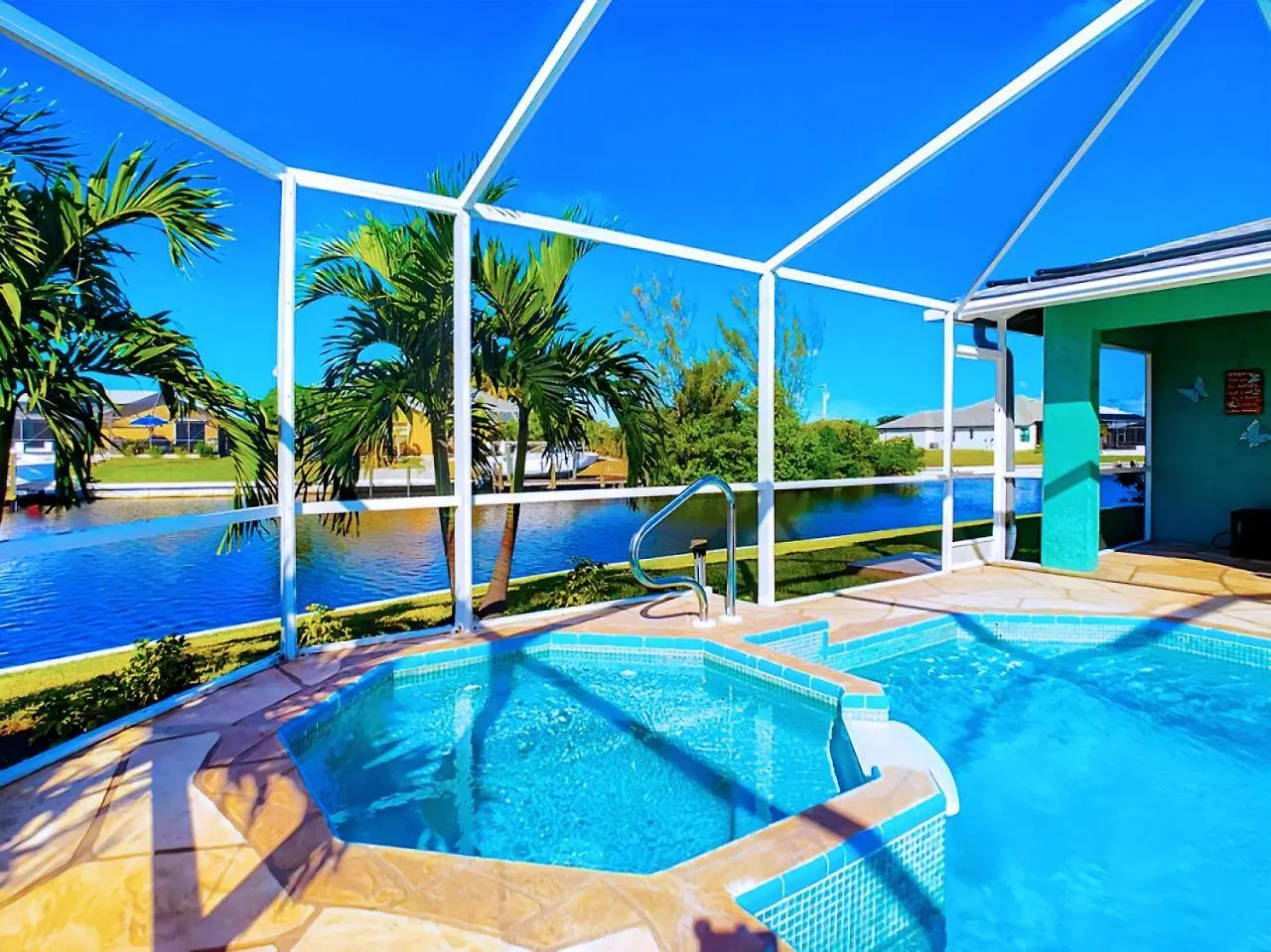 On The Water! Sleeps 12! 2 King Masters, Golf, Fishing, Bbq, Pool, Spa, Pvt Yard * Cape Coral