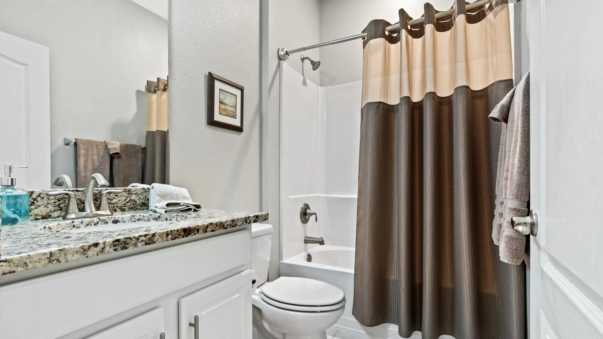 Beautiful Oasis! King Bed, Bbq, Heated Pool, Pvt Yard & Much More! *