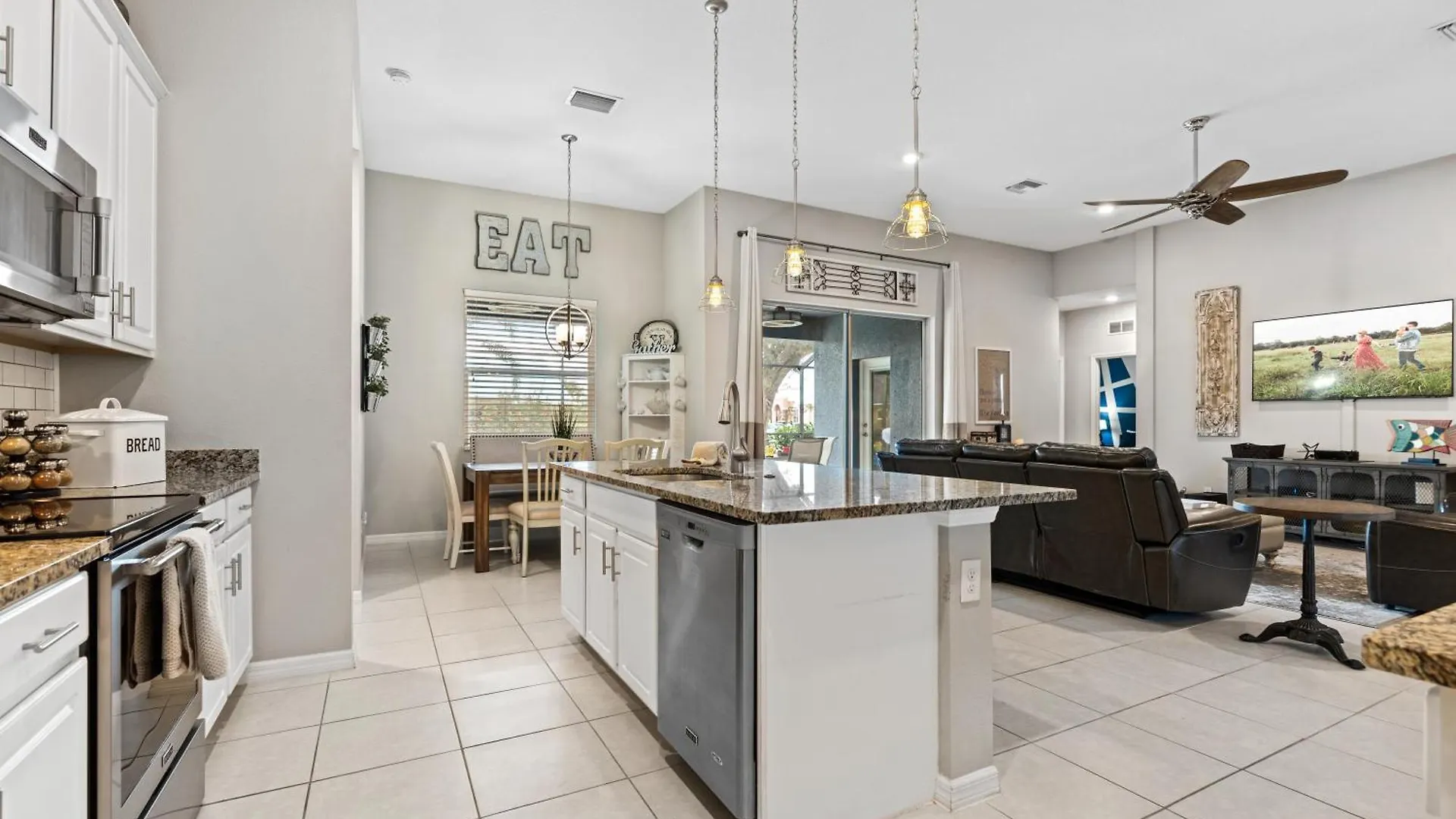 Villa Beautiful Oasis! King Bed, Bbq, Heated Pool, Pvt Yard & Much More! *