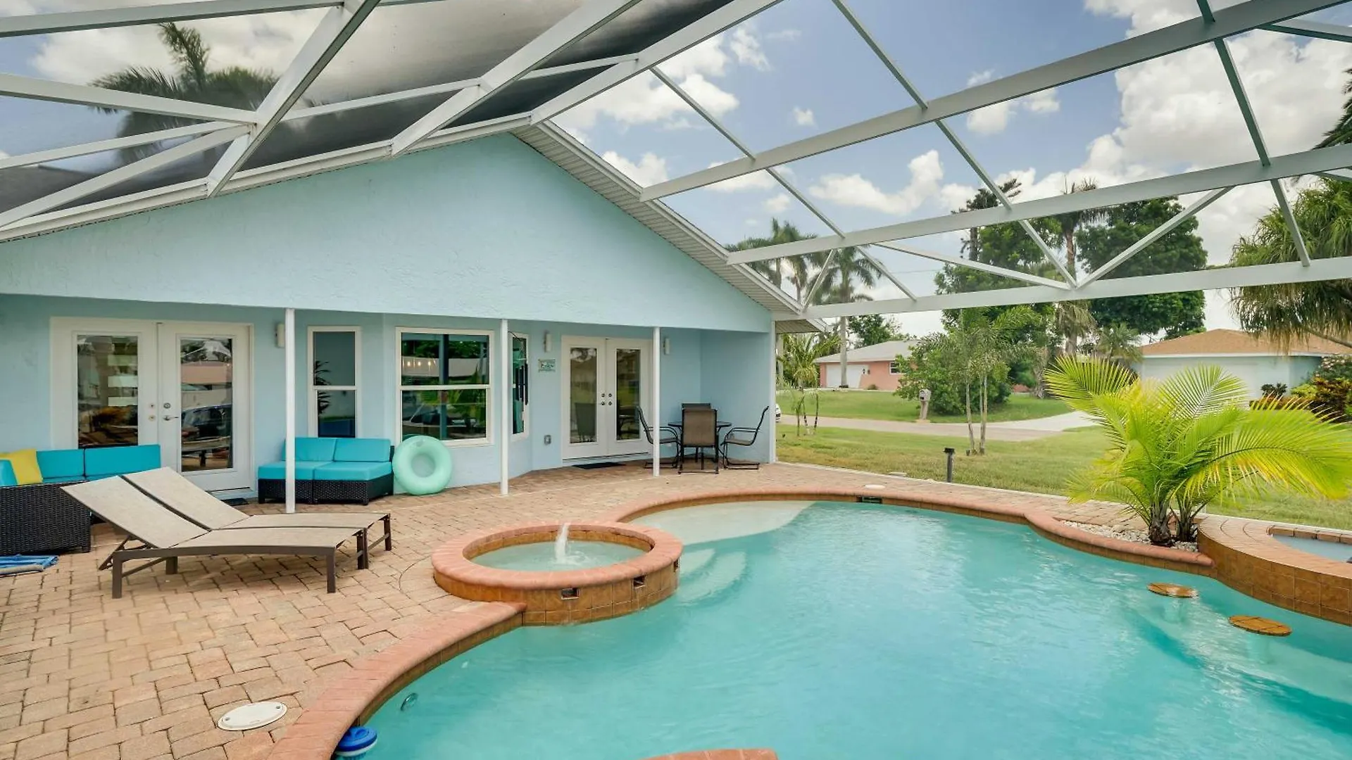 Family With Outdoor Oasis In Cape Coral! *