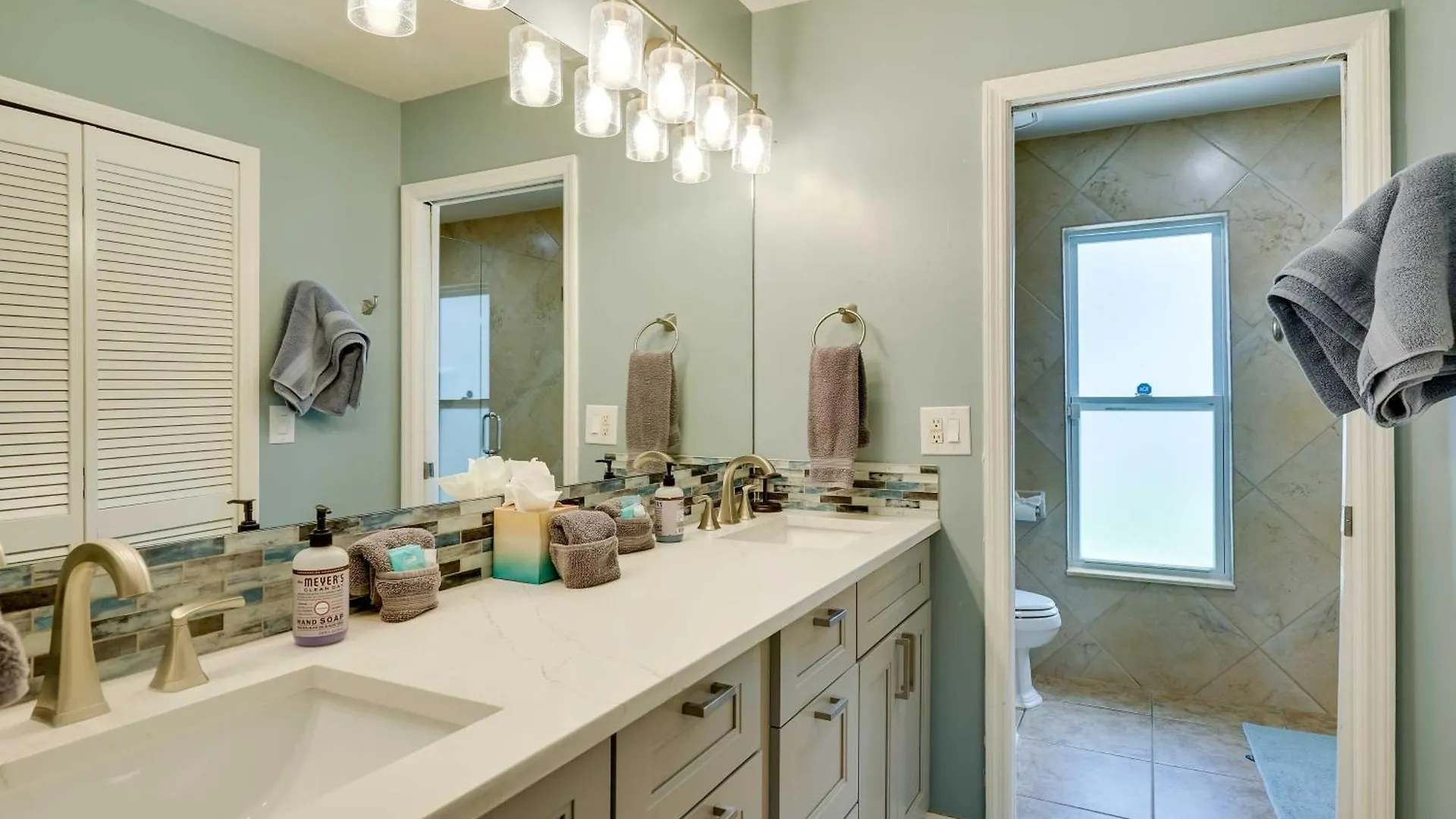 Family With Outdoor Oasis In Cape Coral!