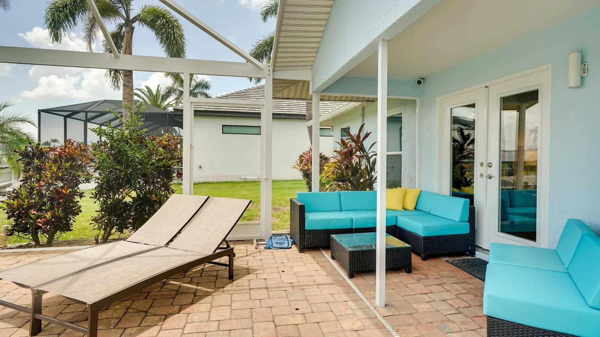 Family With Outdoor Oasis In Cape Coral!