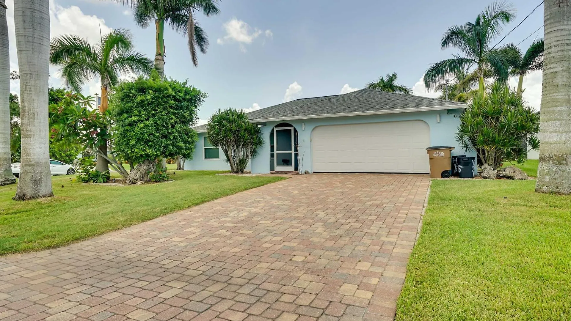 Family With Outdoor Oasis In Cape Coral! *