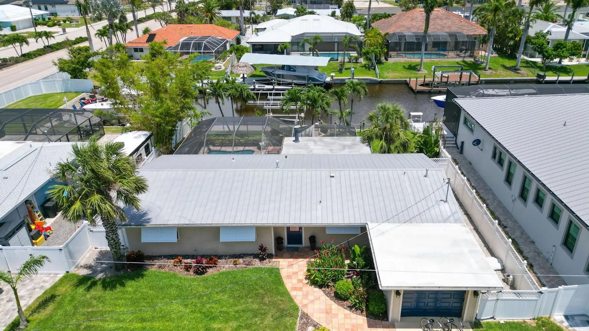 Gulf Access, Heated Pool, Bicycles, Sleeps 8 - Jewel Box - Roelens Vacations * Cape Coral