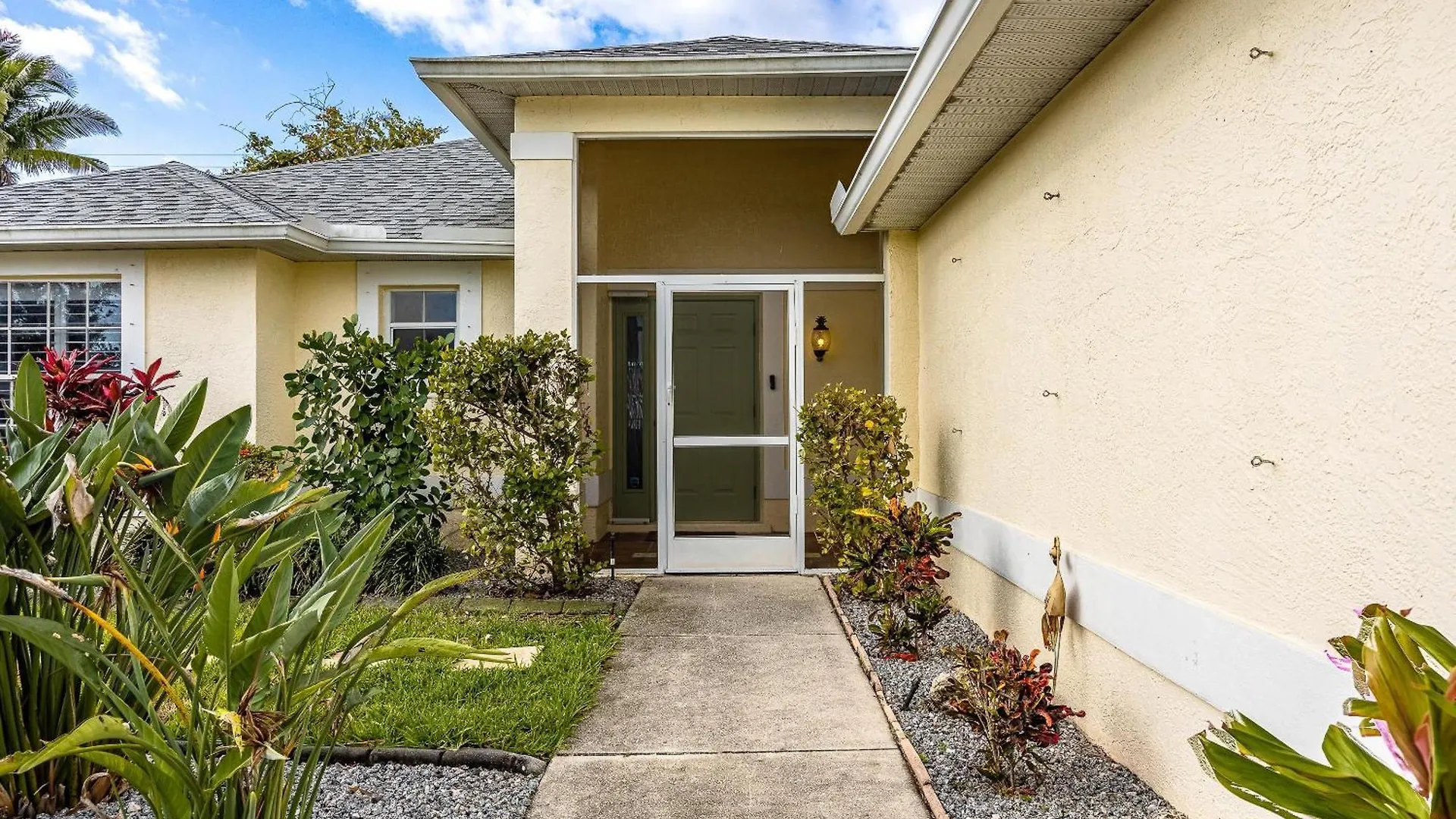 Salt Water Heated Pool, Sleeps 6 - Soak Up The Sun - Roelens Vacations Holiday home *