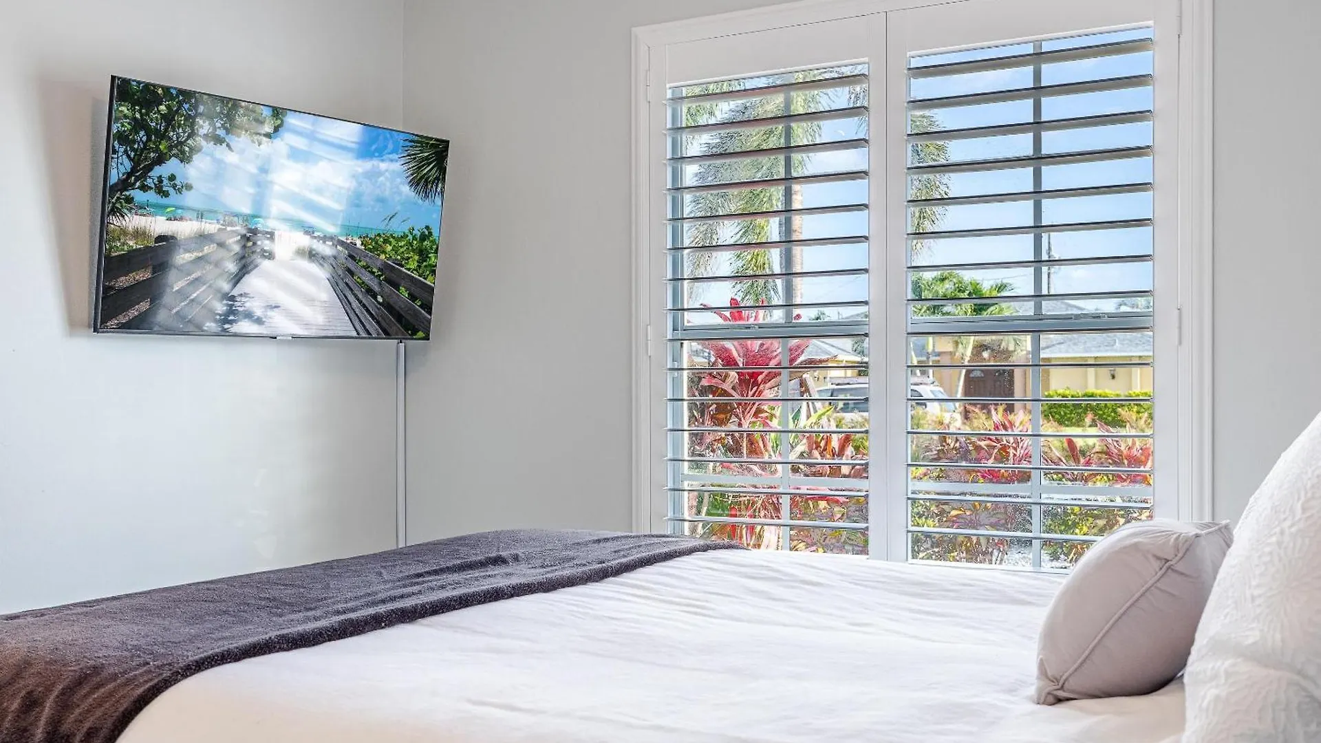 Salt Water Heated Pool, Sleeps 6 - Soak Up The Sun - Roelens Vacations Holiday home *