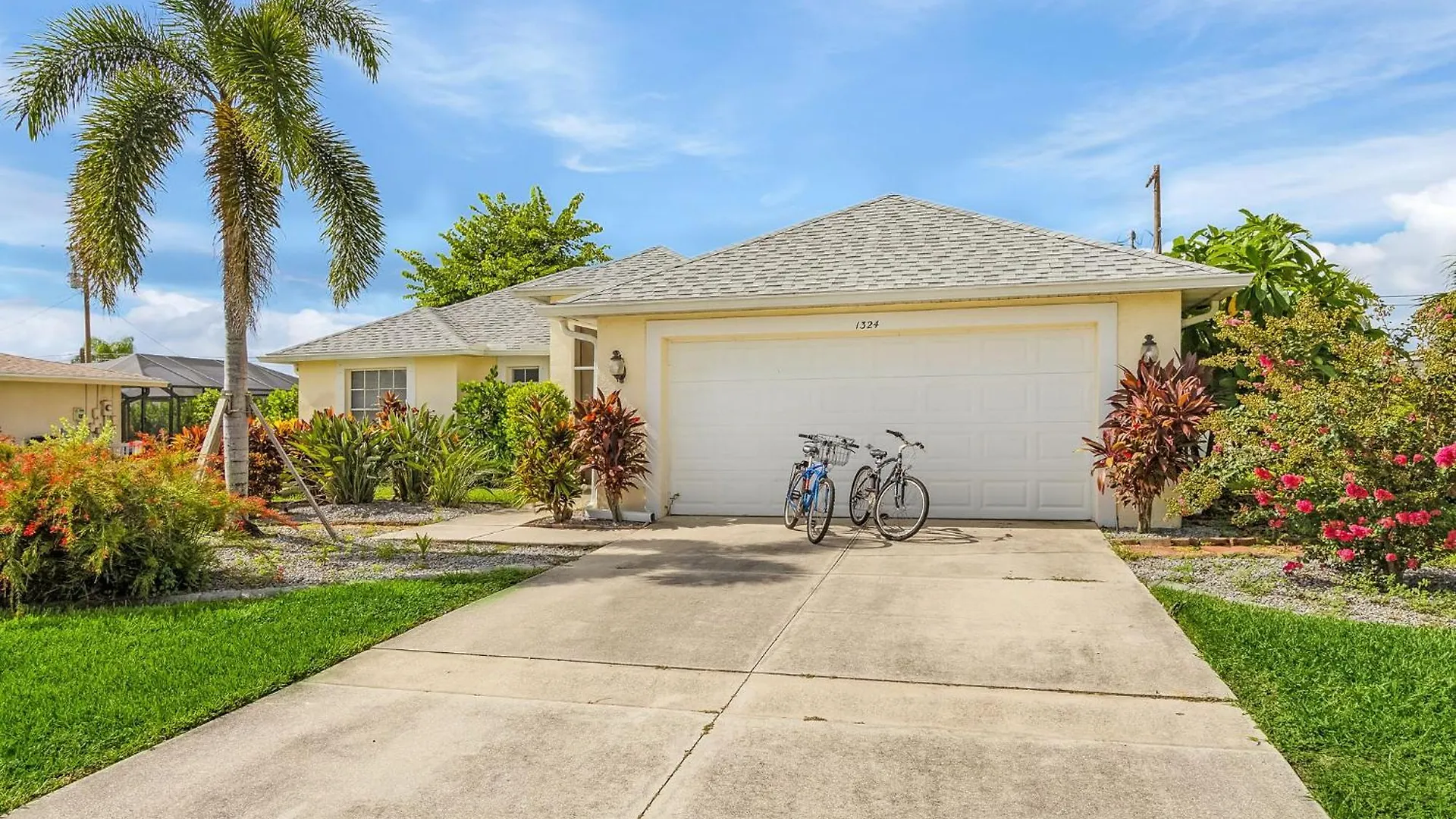 Salt Water Heated Pool, Sleeps 6 - Soak Up The Sun - Roelens Vacations * Cape Coral