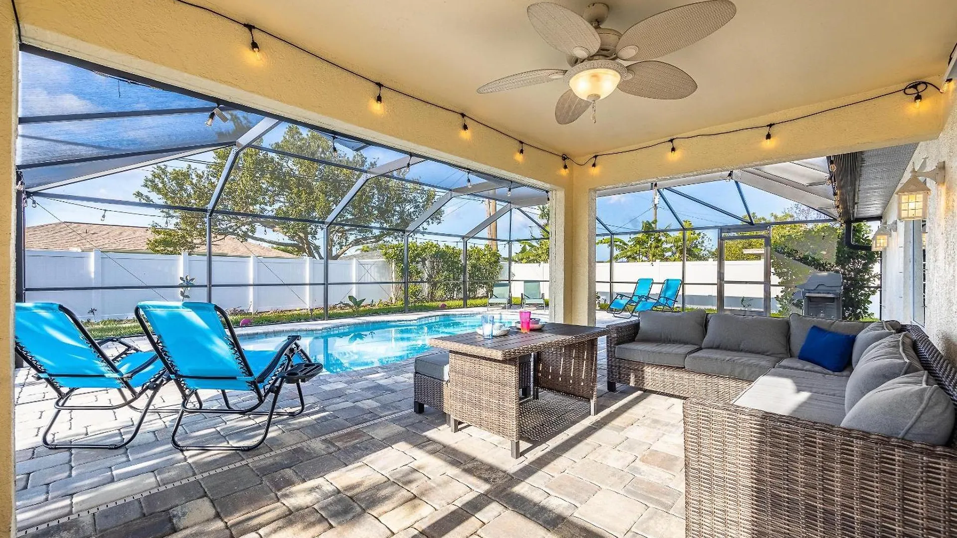 Salt Water Heated Pool, Sleeps 6 - Soak Up The Sun - Roelens Vacations * Cape Coral