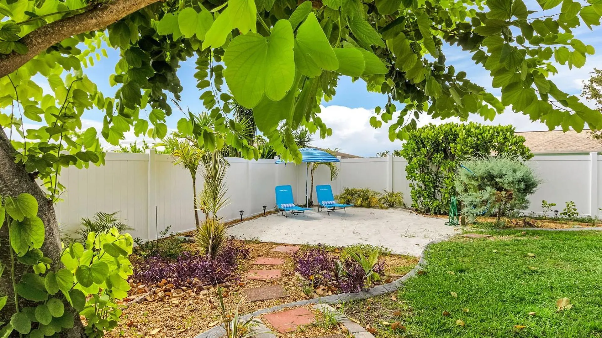 Salt Water Heated Pool, Sleeps 6 - Soak Up The Sun - Roelens Vacations Holiday home Cape Coral