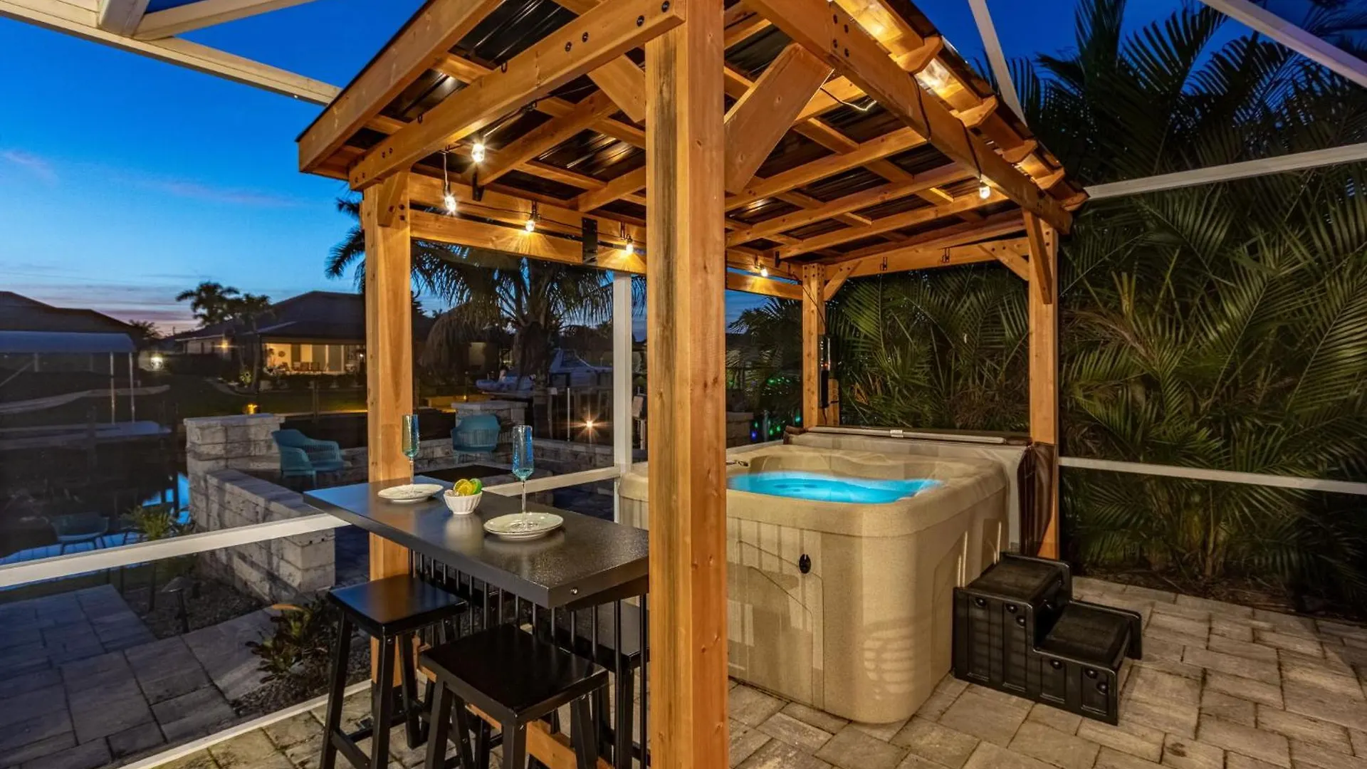 Guls Access, Bikes, Scooters, Video Games, Heated Pool, Hot Tub - Searenity - Roelens * Cape Coral