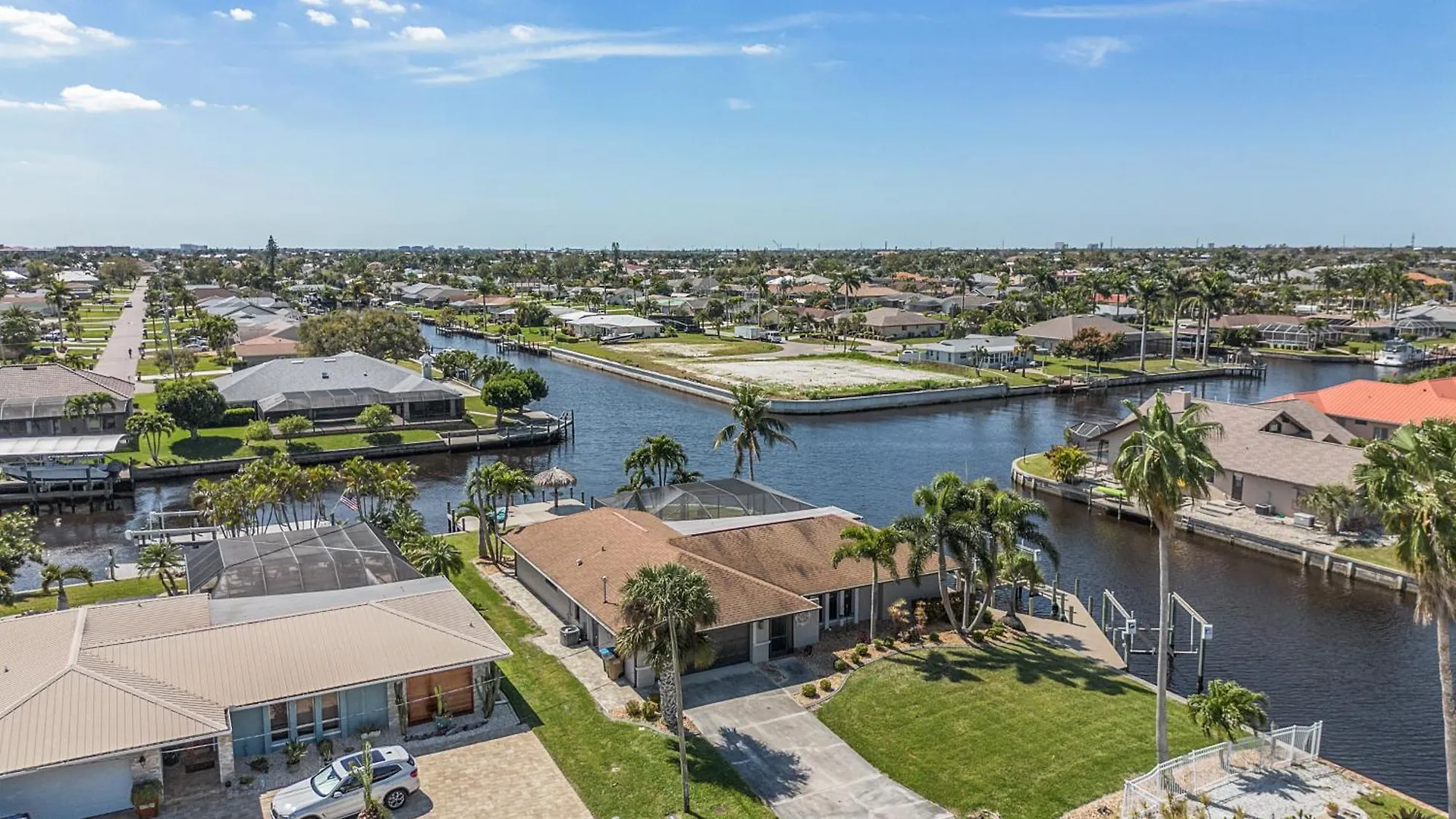 Direct Gulf Access, Intersecting Canal, Pool Minutes From The River! - Southern Charm * Cape Coral