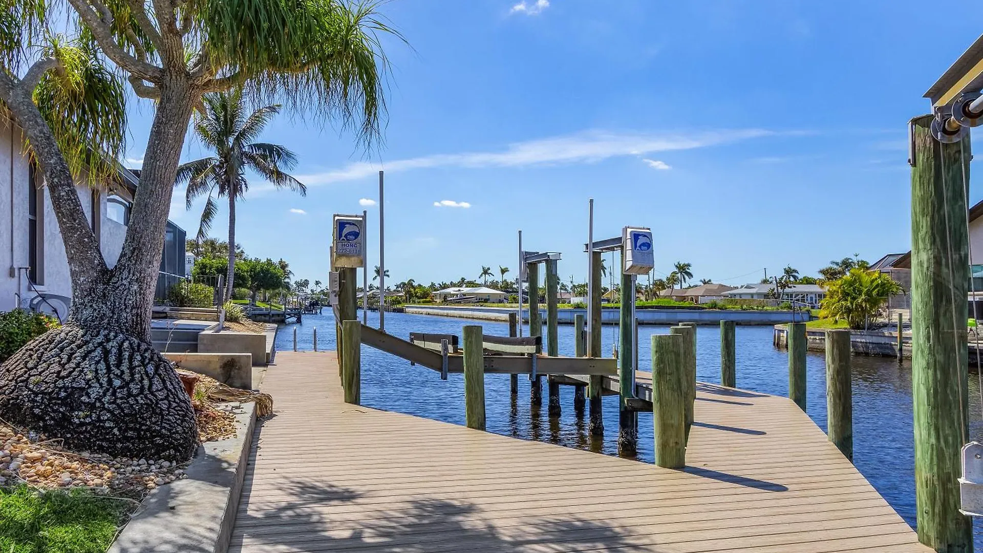 Direct Gulf Access, Intersecting Canal, Pool Minutes From The River! - Southern Charm * Cape Coral