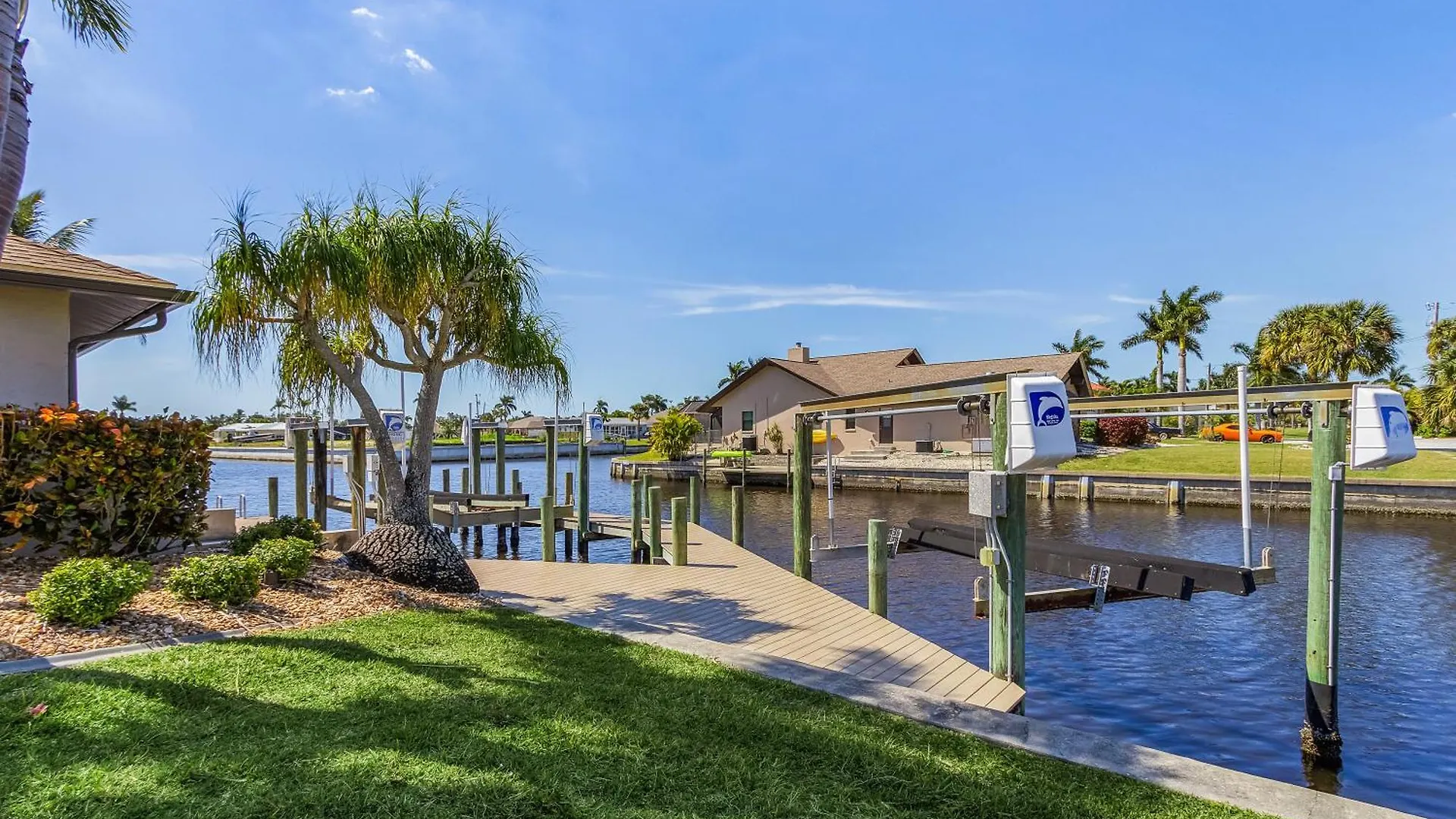 Direct Gulf Access, Intersecting Canal, Pool Minutes From The River! - Southern Charm Holiday home Cape Coral