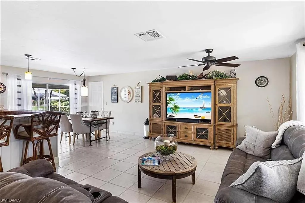 Holiday home Tropical Breeze Canal Waterfront Home, Heated Pool Cape Coral