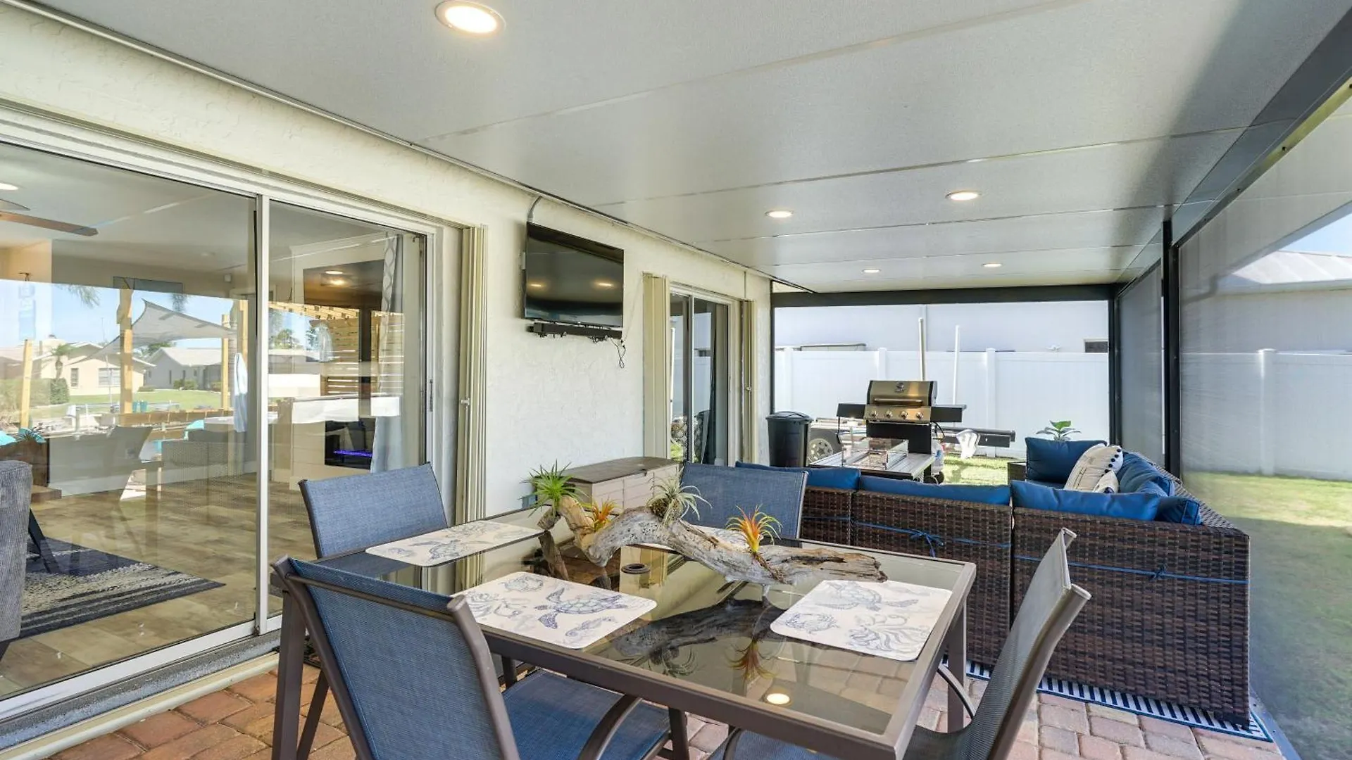 Remodeled Hot Tub And Pool! Holiday home Cape Coral