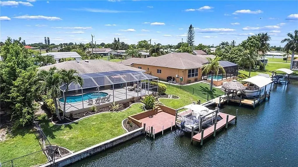 Holiday home Tropical Breeze Canal Waterfront Home, Heated Pool *