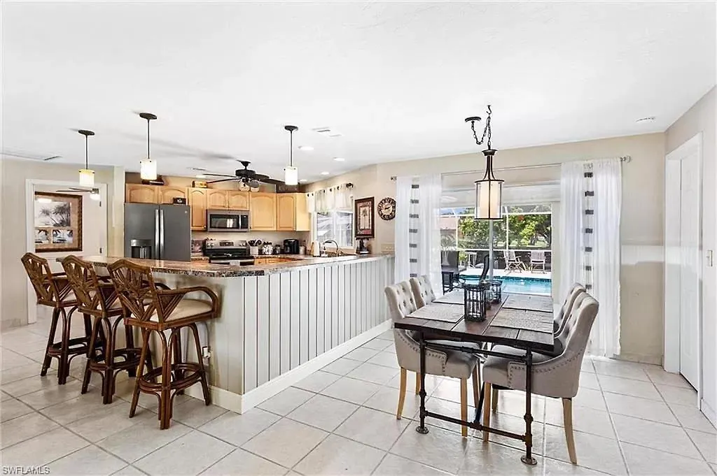 Holiday home Tropical Breeze Canal Waterfront Home, Heated Pool *
